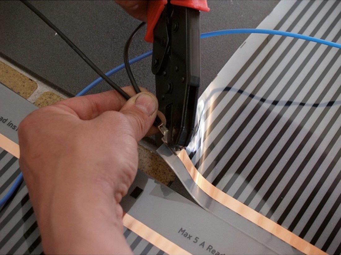 Строение кабеля электрического теплого пола. Электрический кабельный пол тонкий. Раскрой инфракрасной пленки. Укоротить кабель теплого пола. Как обрезать теплый пол.