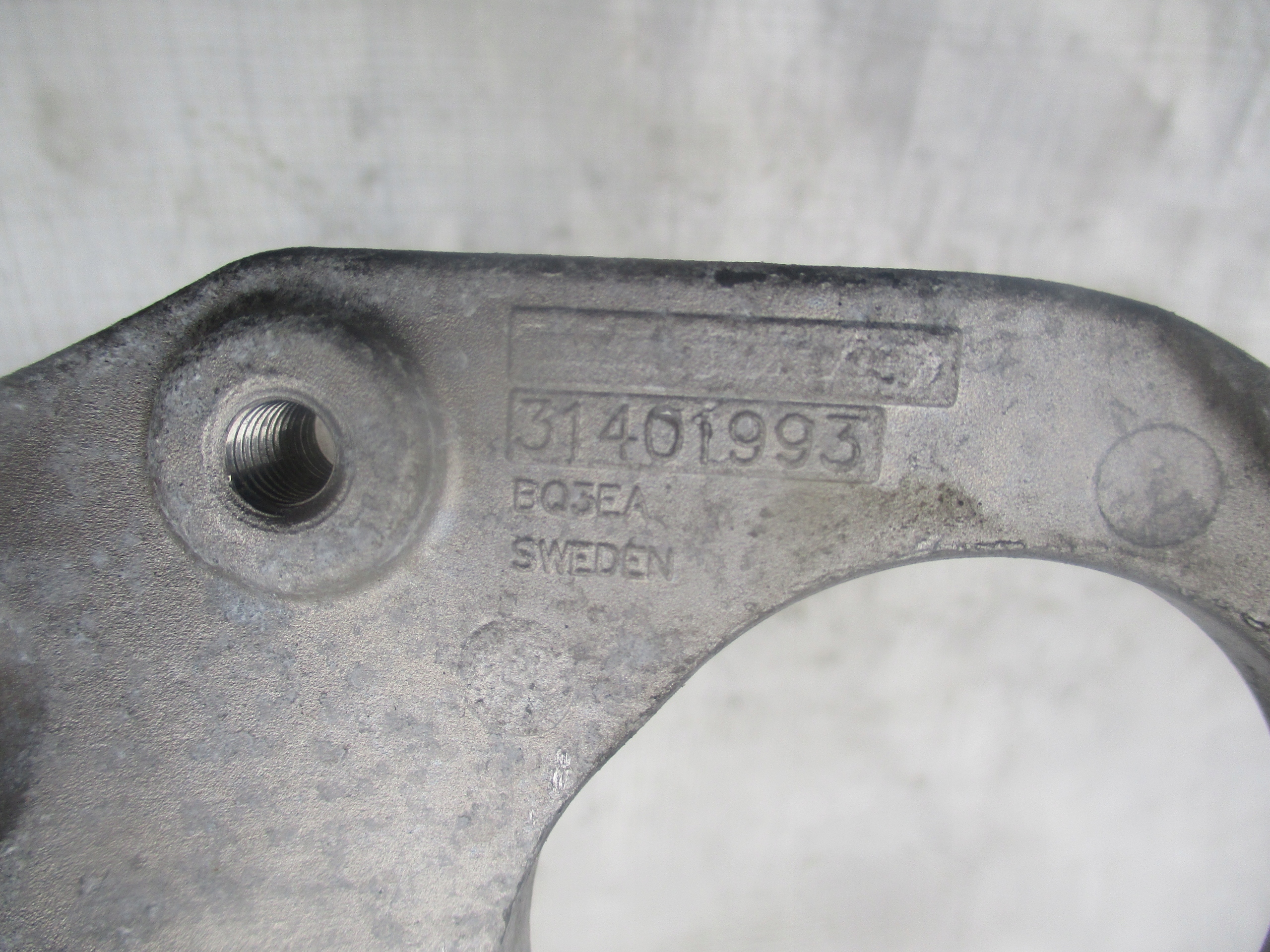 ŁAPA PODPORA PÓŁOSI 2.0 TURBO VOLVO S60 XC60 V60 Producent części Volvo OE