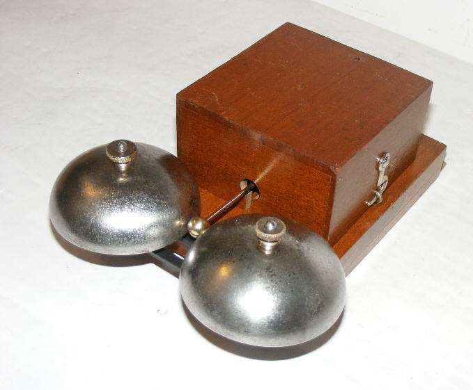 stary drewniany dzwonek telefoniczny J06111