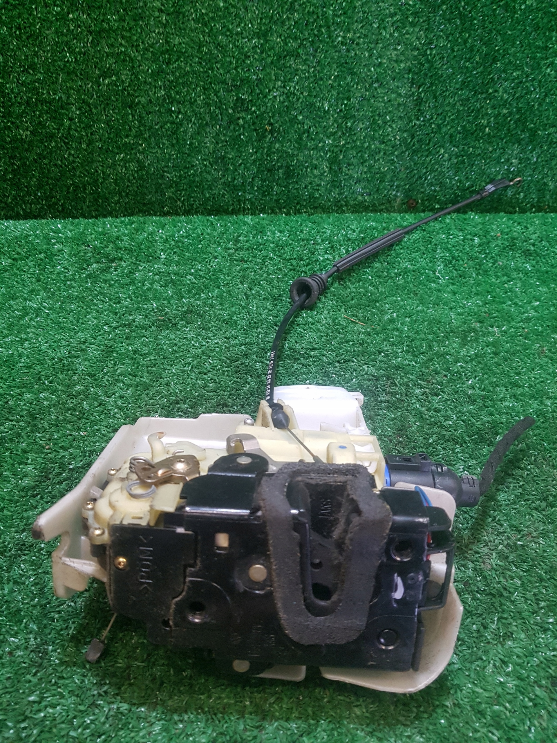 lock door left front VOLKSWAGEN POLO 4 8 PIN 3B1837015AM