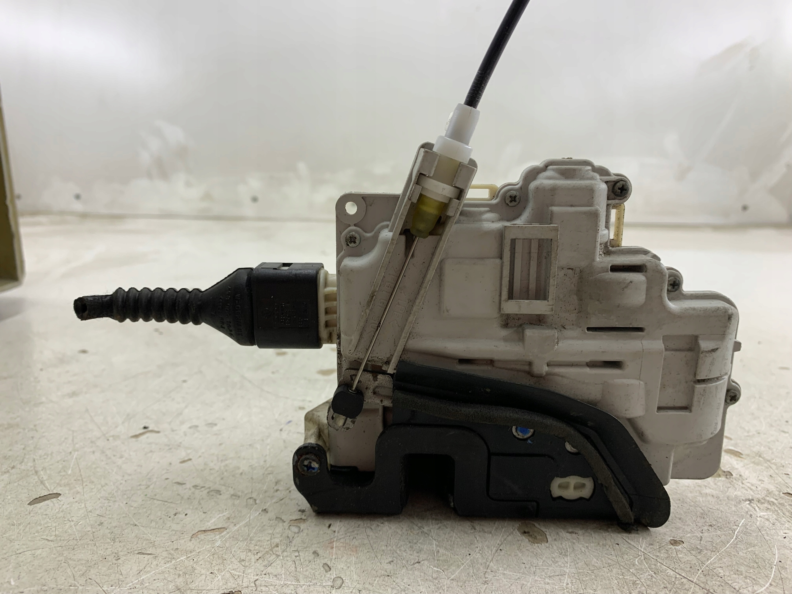 AUDI A4 B7 lock door right front 8E1837016AA