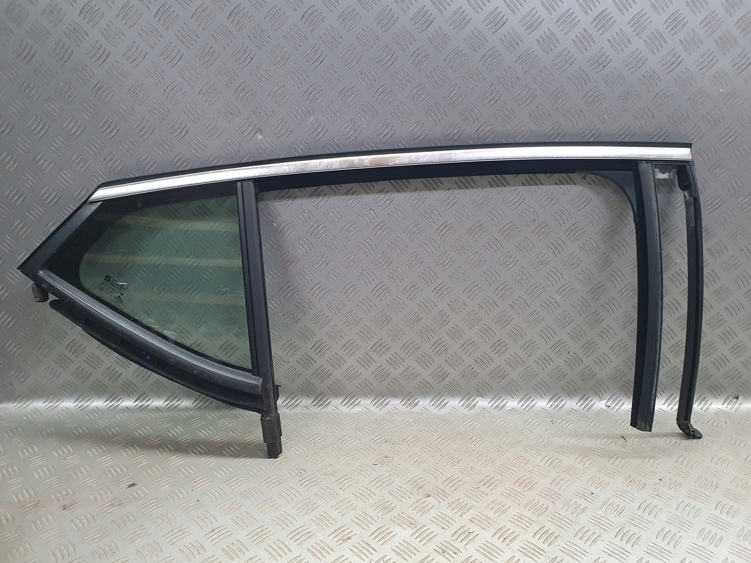 СКЛО ДВЕРІ УЩІЛЬНЮВАЧ ХРОМ ЗАДНІЙ ПРАВИЙ ASTRA K HB