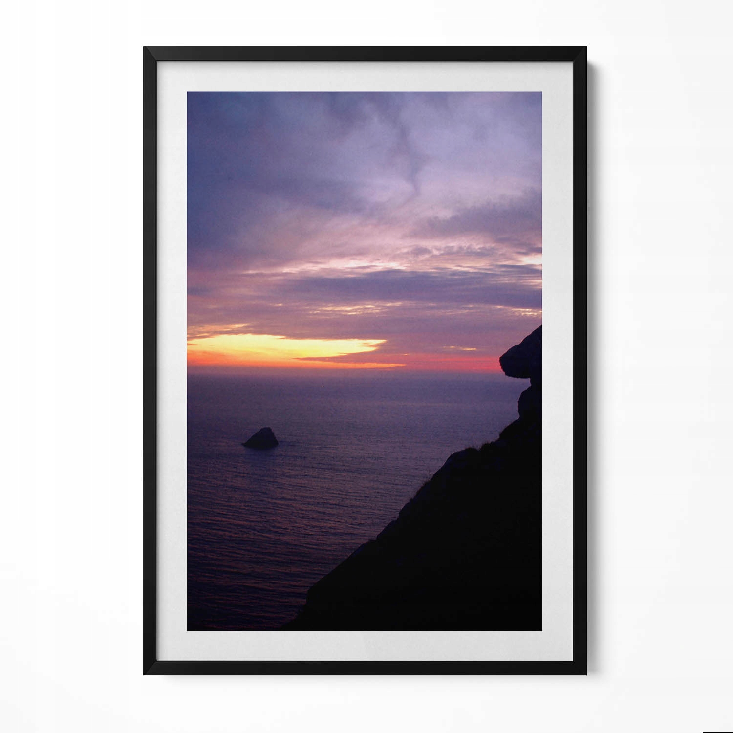 Dekorativní nástěnný obraz s černým rámem a loftovou grafikou Kamenná hlava 70 x 100 cm