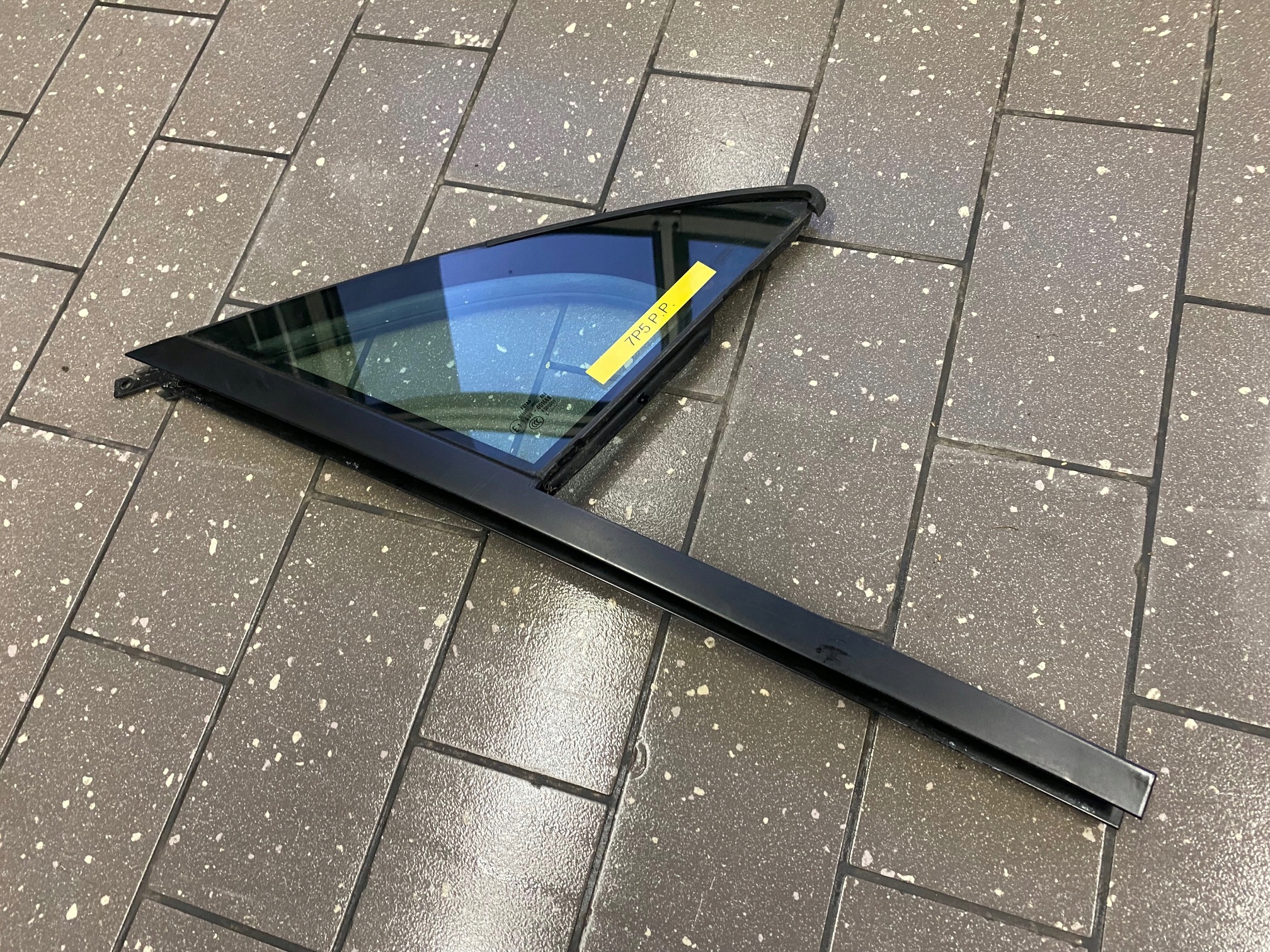 7P5845114 - СТЕКЛО ПЕРЕДНЕЙ ПРАВОЙ ДВЕРИ PORSCHE CAYENNE 7P5 2016