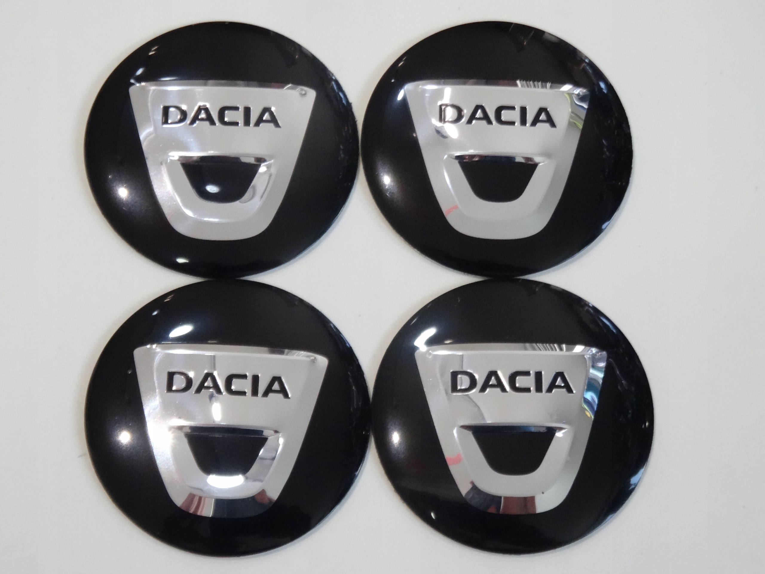 

4x Aluminiowe naklejki na dekielki Dacia 56mm czar
