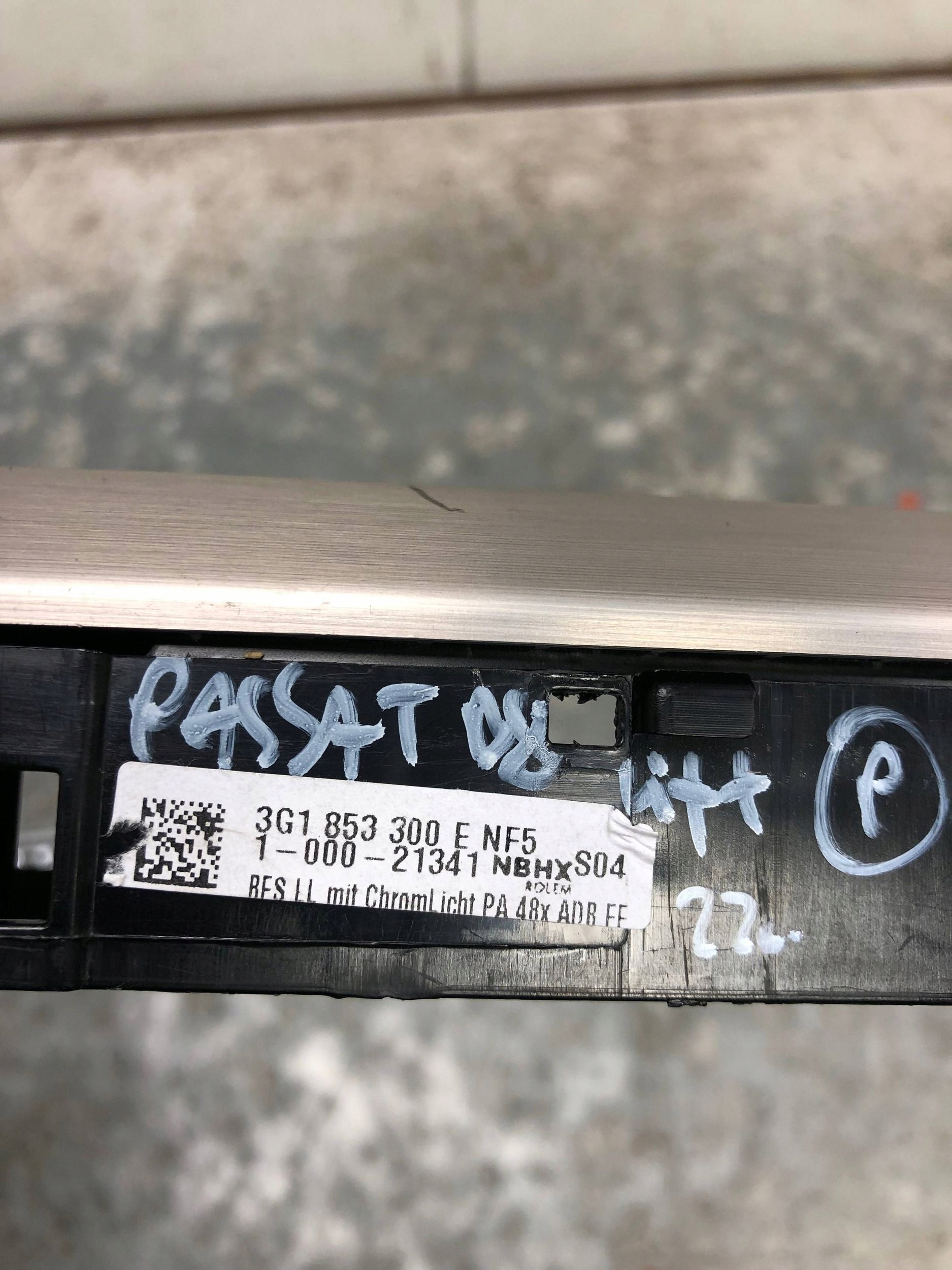 moulage DEKOR console NF5 VW PASSAT B8 LIFT 3G1853300E