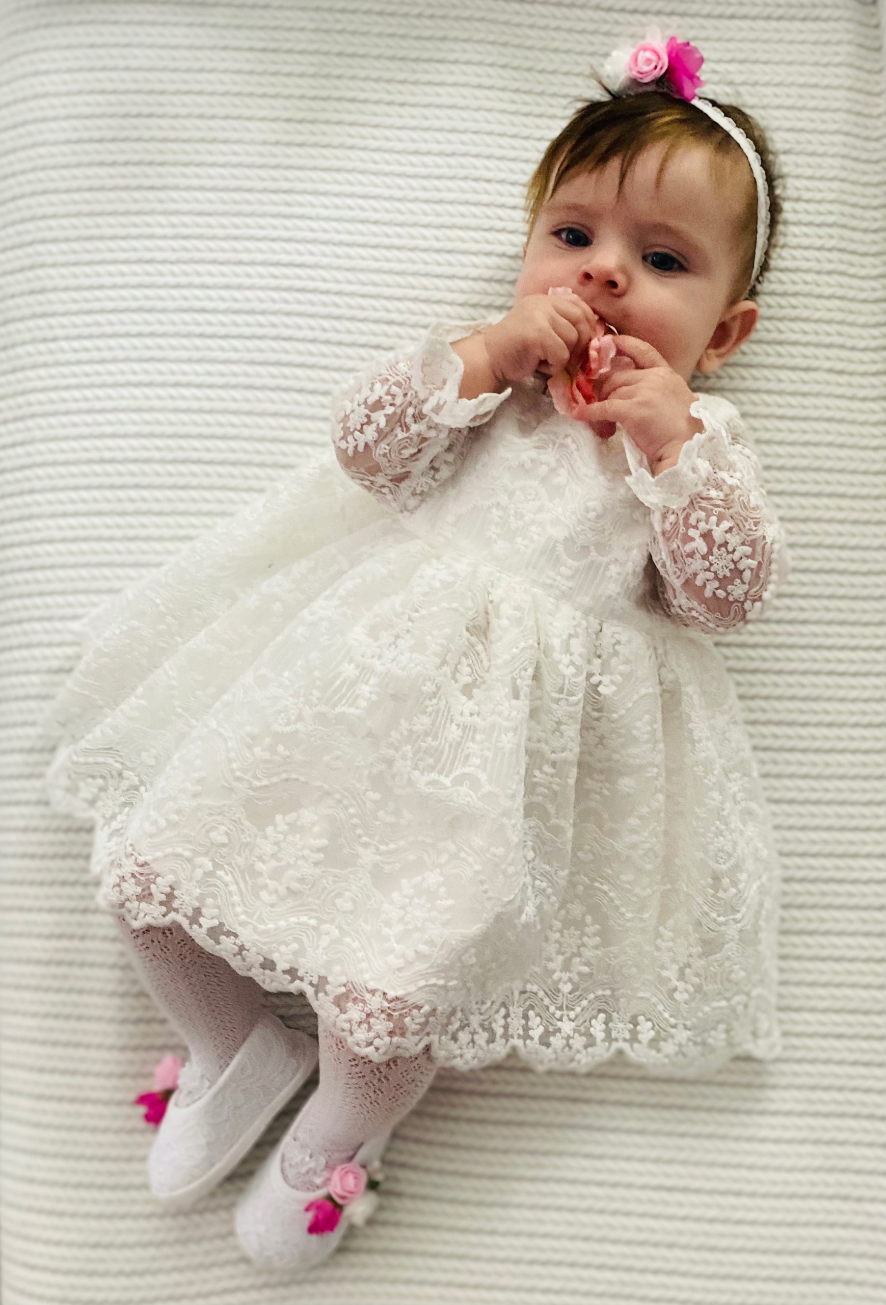 Niechodki białe do chrztu z kwiatuszkami, r. 10 cm Rozmiar 10 cm