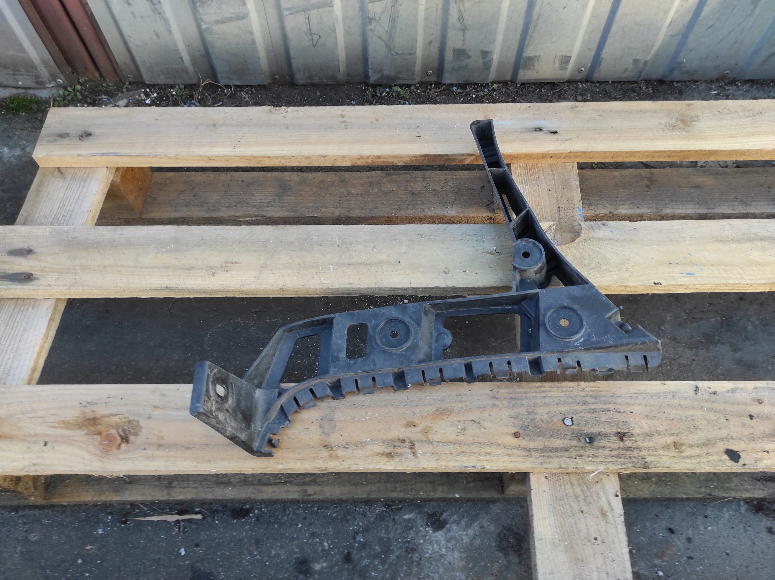 bumper bracket right rear part VOLKSWAGEN TOURAN 1T0807394D