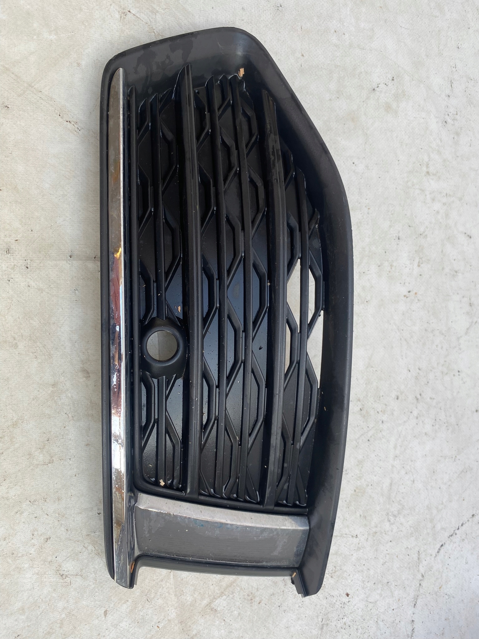 AUDI A6 C8 S-LINE grid of a bumper right front front