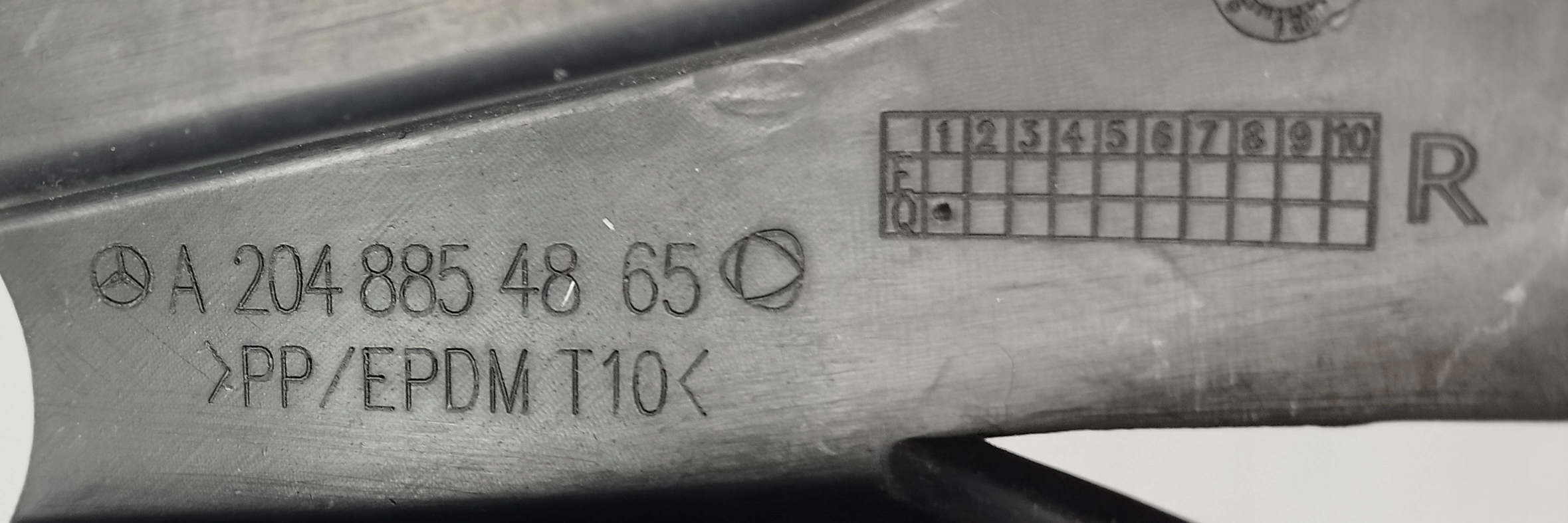 ŚLIZG ZDERZAKA PRAWY PRZÓD MERCEDES C-KLASA W204 AMG A2048854865 Producent części Mercedes-Benz OE