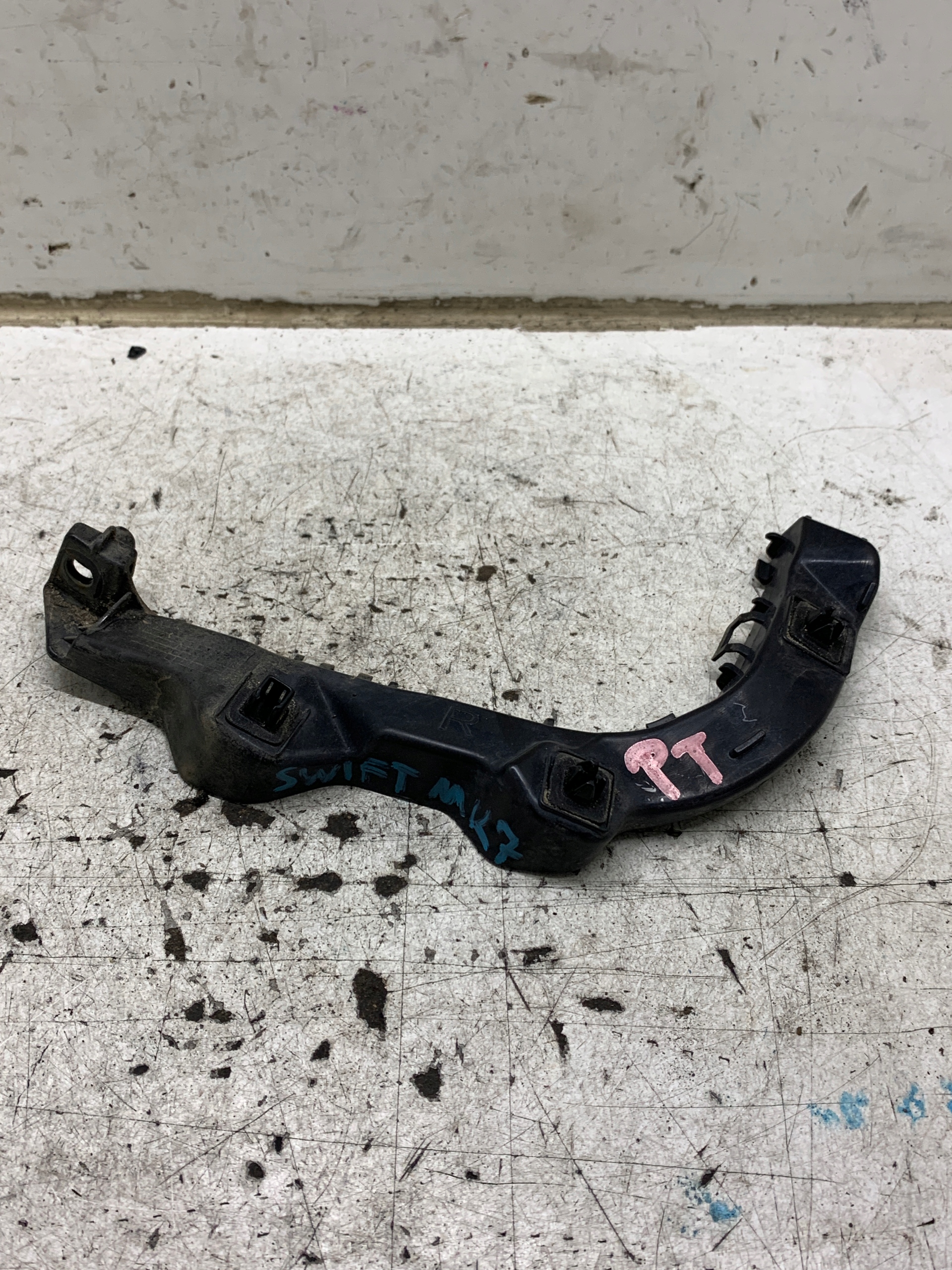 bumper bracket right rear part 71821-68L0 SUZUKI SWIFT MK7 (2010-2013) 1.3 DDIS
