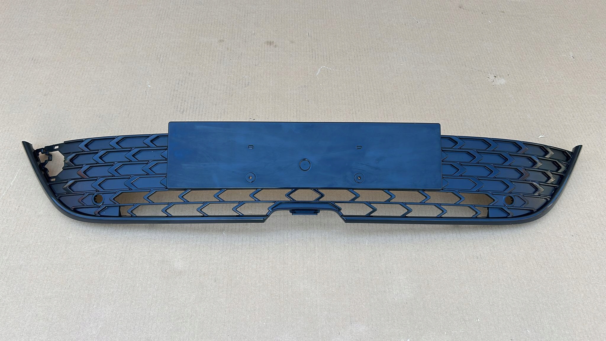 grid of a bumper central front front TOYOTA COROLLA E21 23- LIFT KOMBI