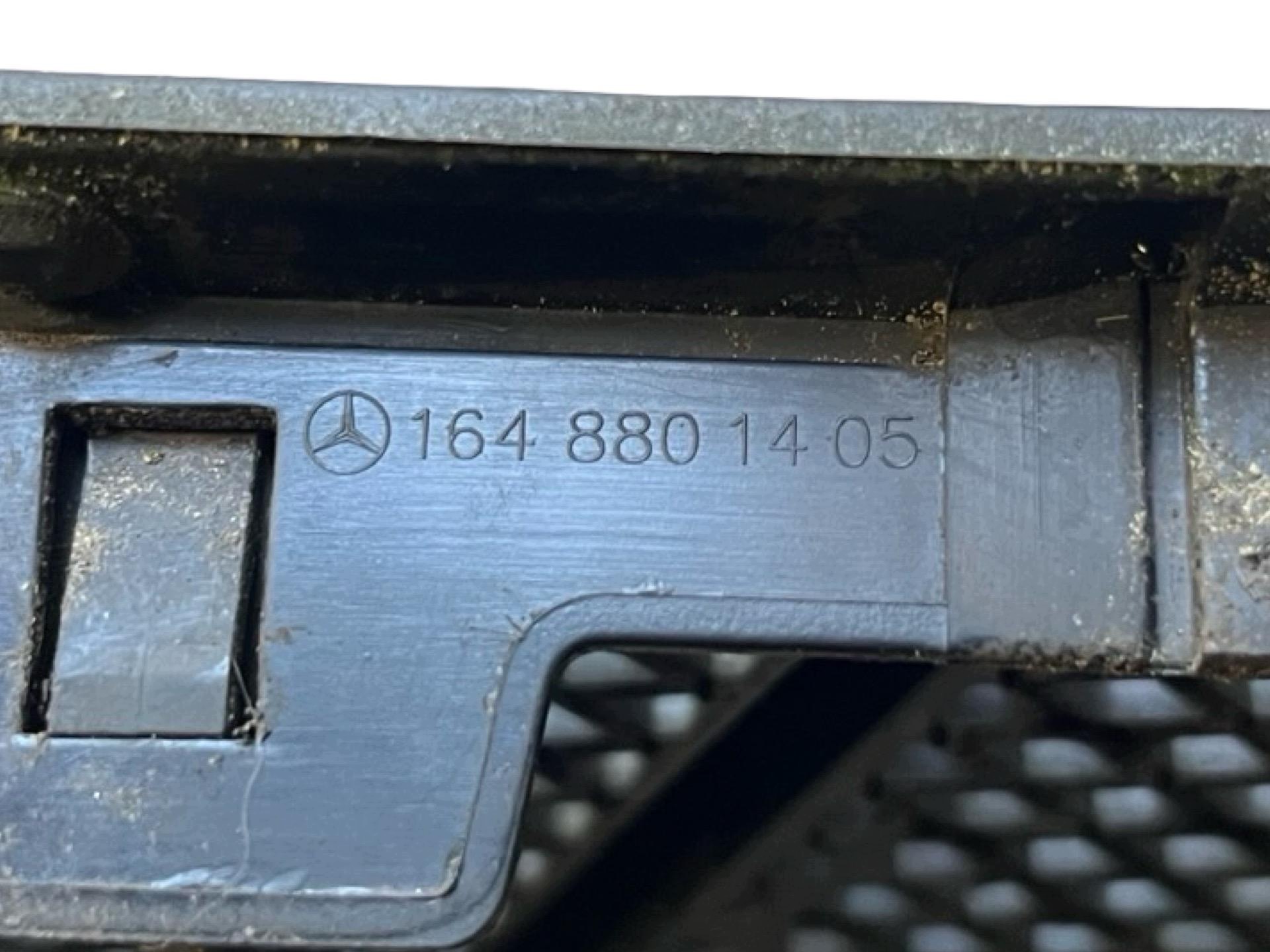grid bonnets right side Mercedes-Benz M W164 2007 1648801405