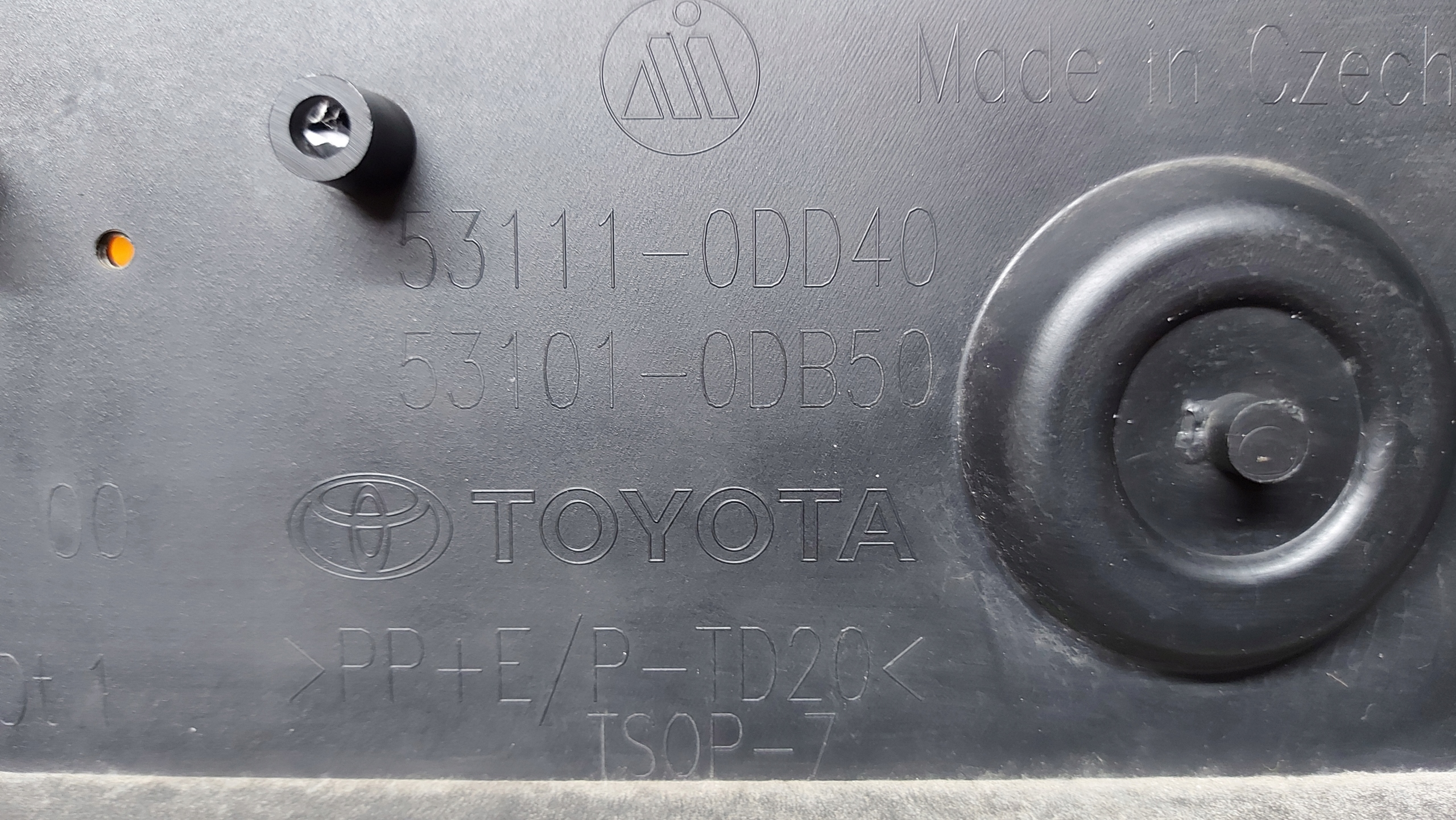 grid grille of a bumper front front TOYOTA YARIS IV 20