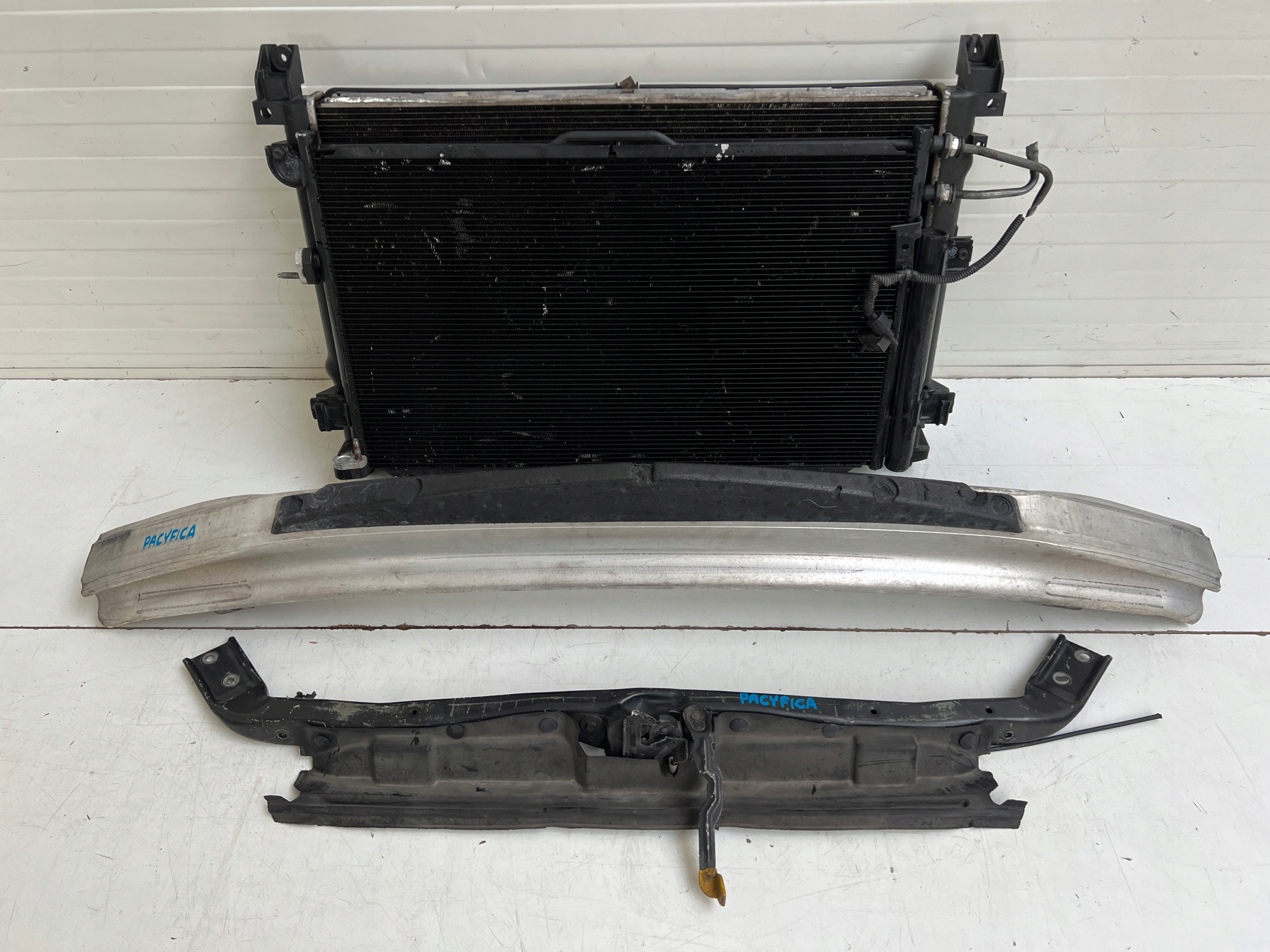 Pas przedni chłodnice Chrysler Pacifica