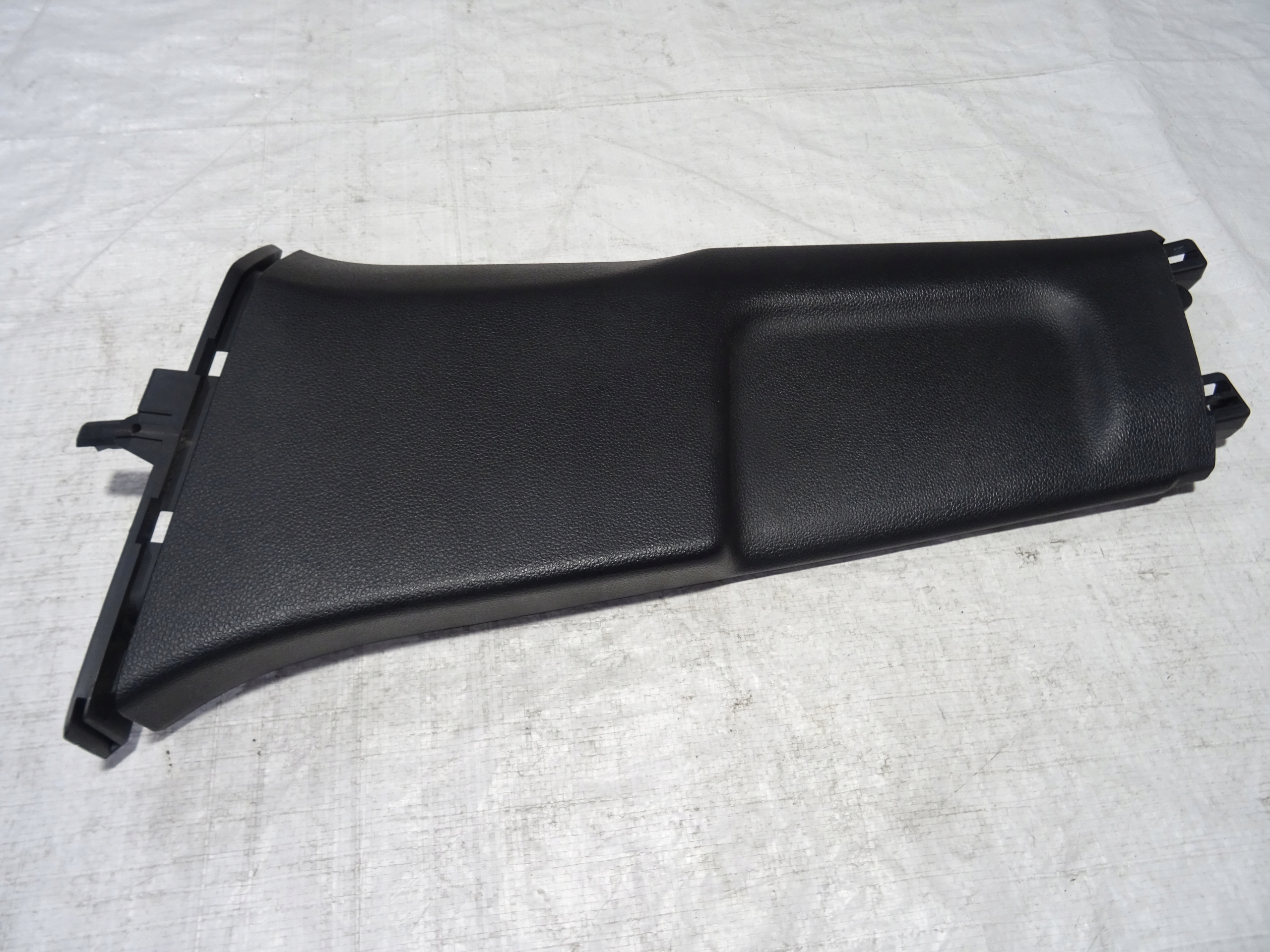 OSŁONA SŁUPKA ŚRODKOWEGO LEWA VW JETTA VI 6 5C6 Typ samochodu Samochody osobowe