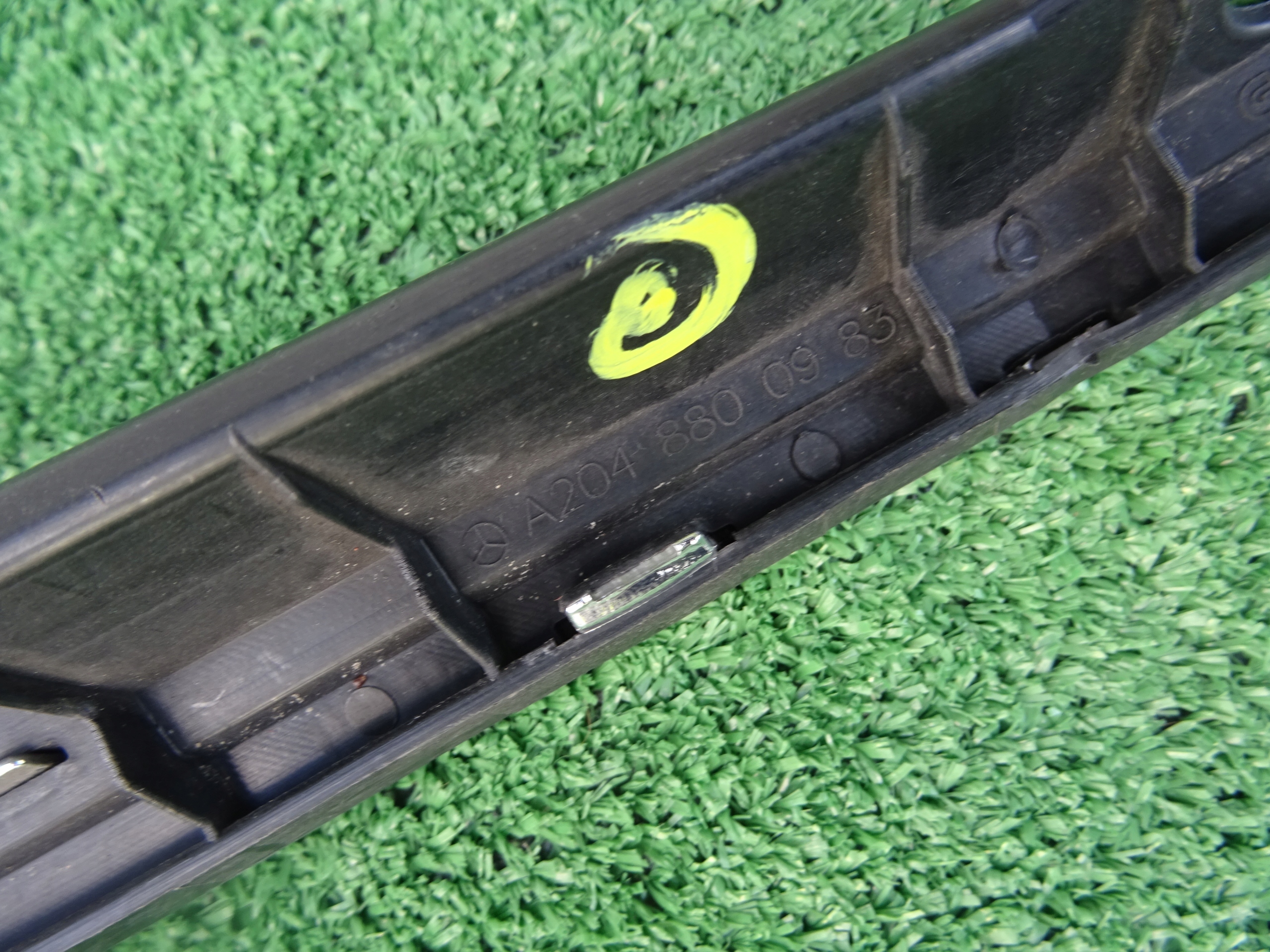 LISTWA CHROM ZDERZAKA MASKI MERCEDES C 63 AMG W204 Numer katalogowy części A2048800983