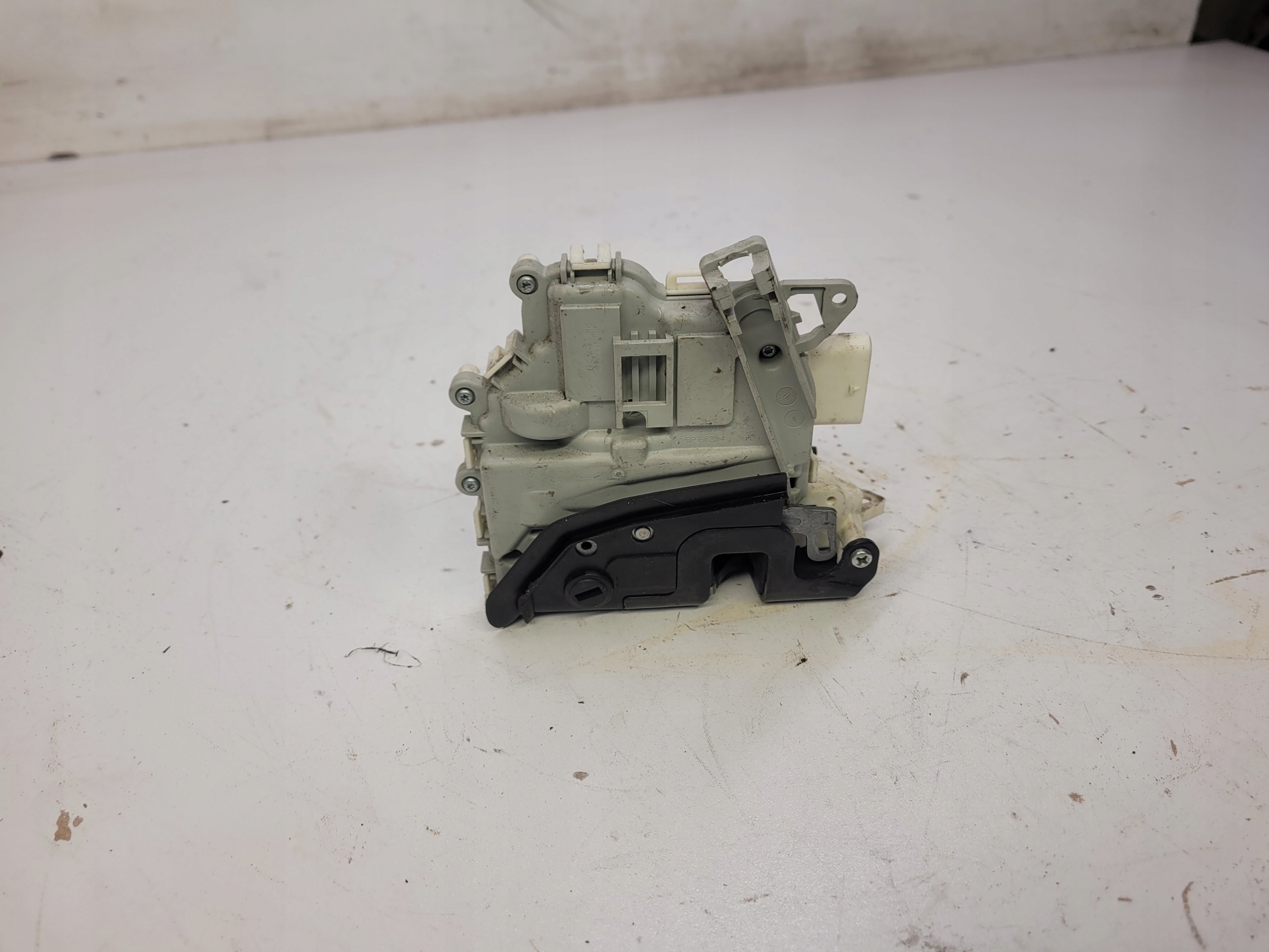lock door left rear part AUDI A4 B8 A5 Q5 8K0839015H 6 PIN