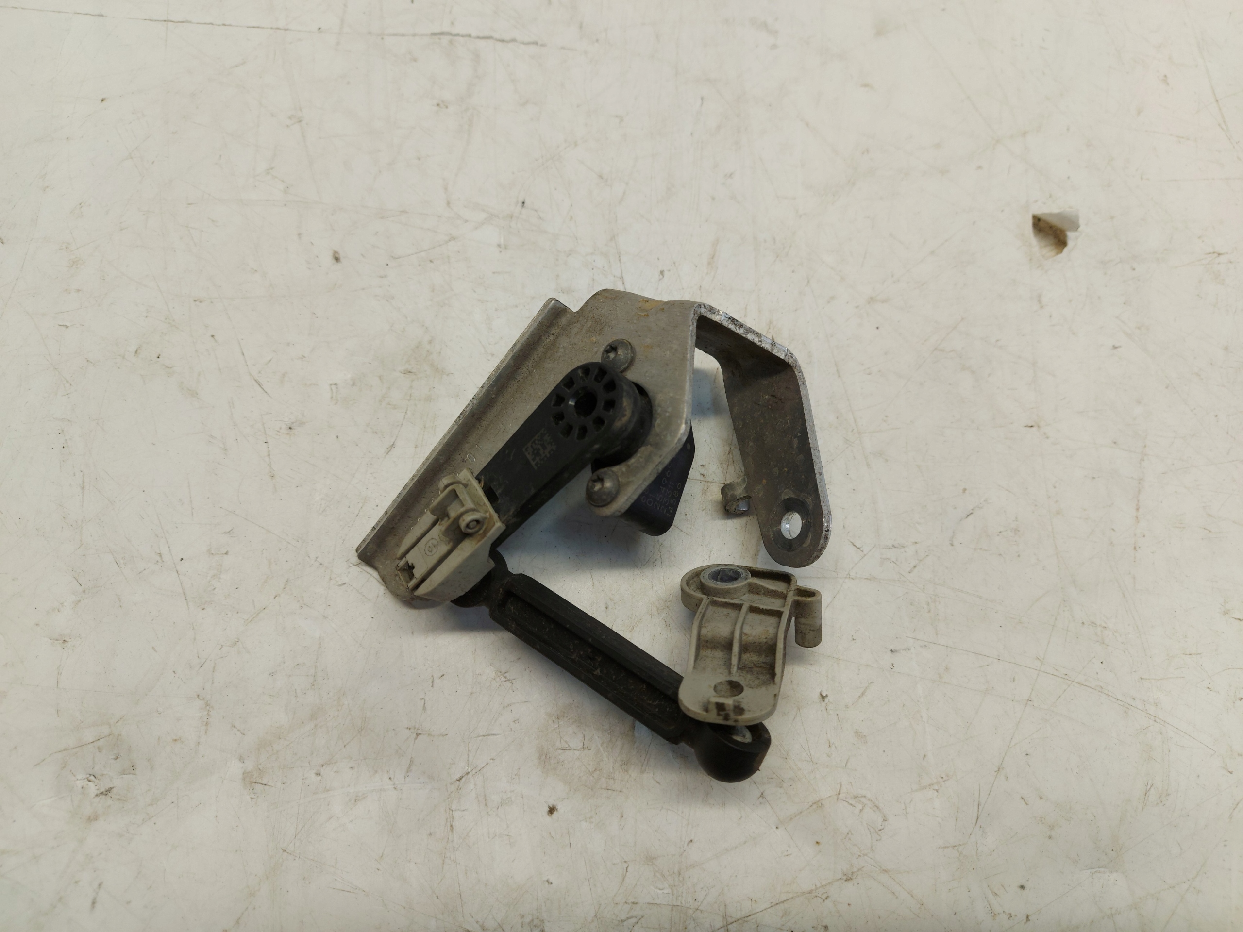 BMW 5 G60 Sensor poziomowania lichte heck links 6895466