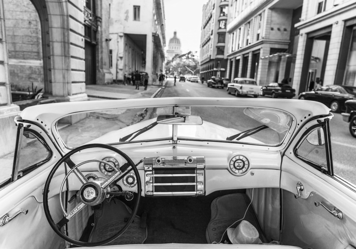 Plakát 100x70 cm Historické auto na ulici Havany 3, Assaf Frank