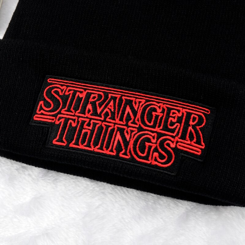 Czapka Stranger Things czarna logo serial PL Tematyka, motyw Stranger Things