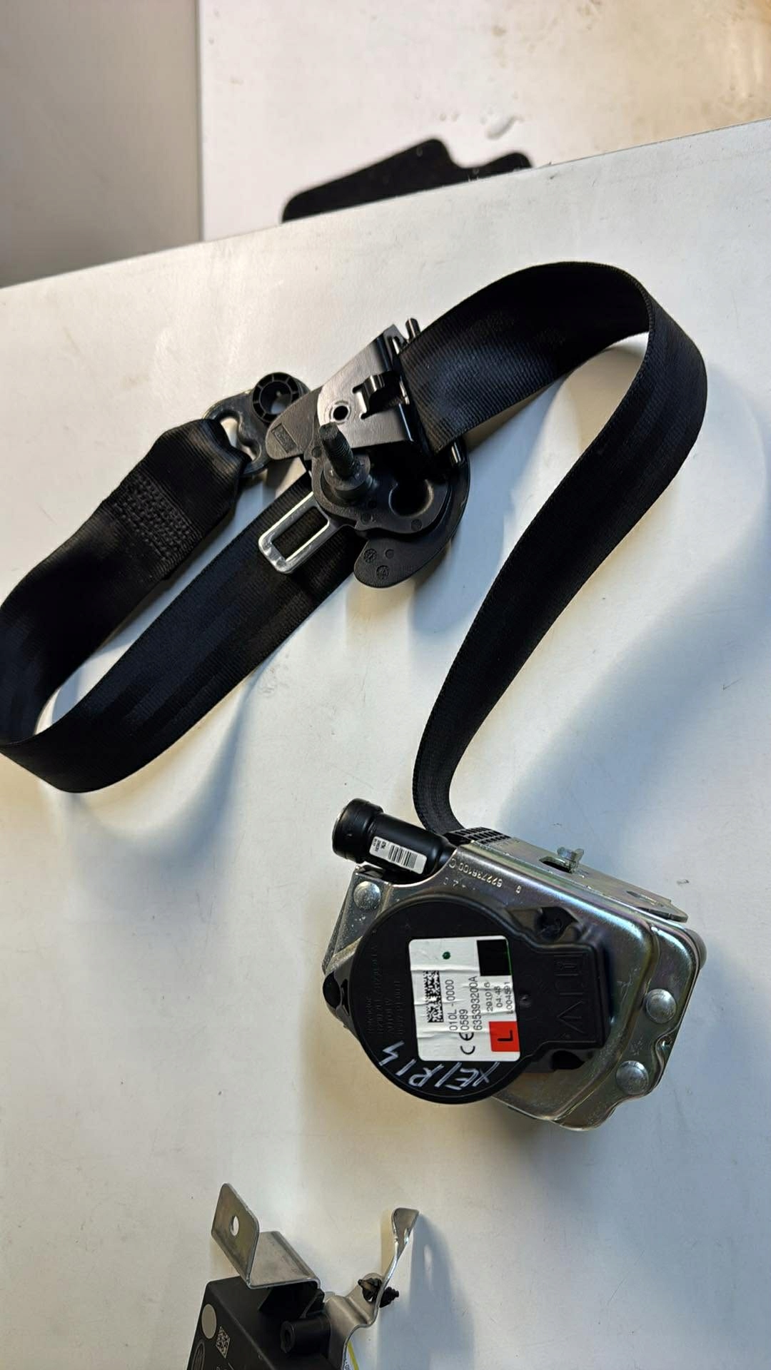 tension belt safety front left front JAGUAR XE (X760) 635393200A