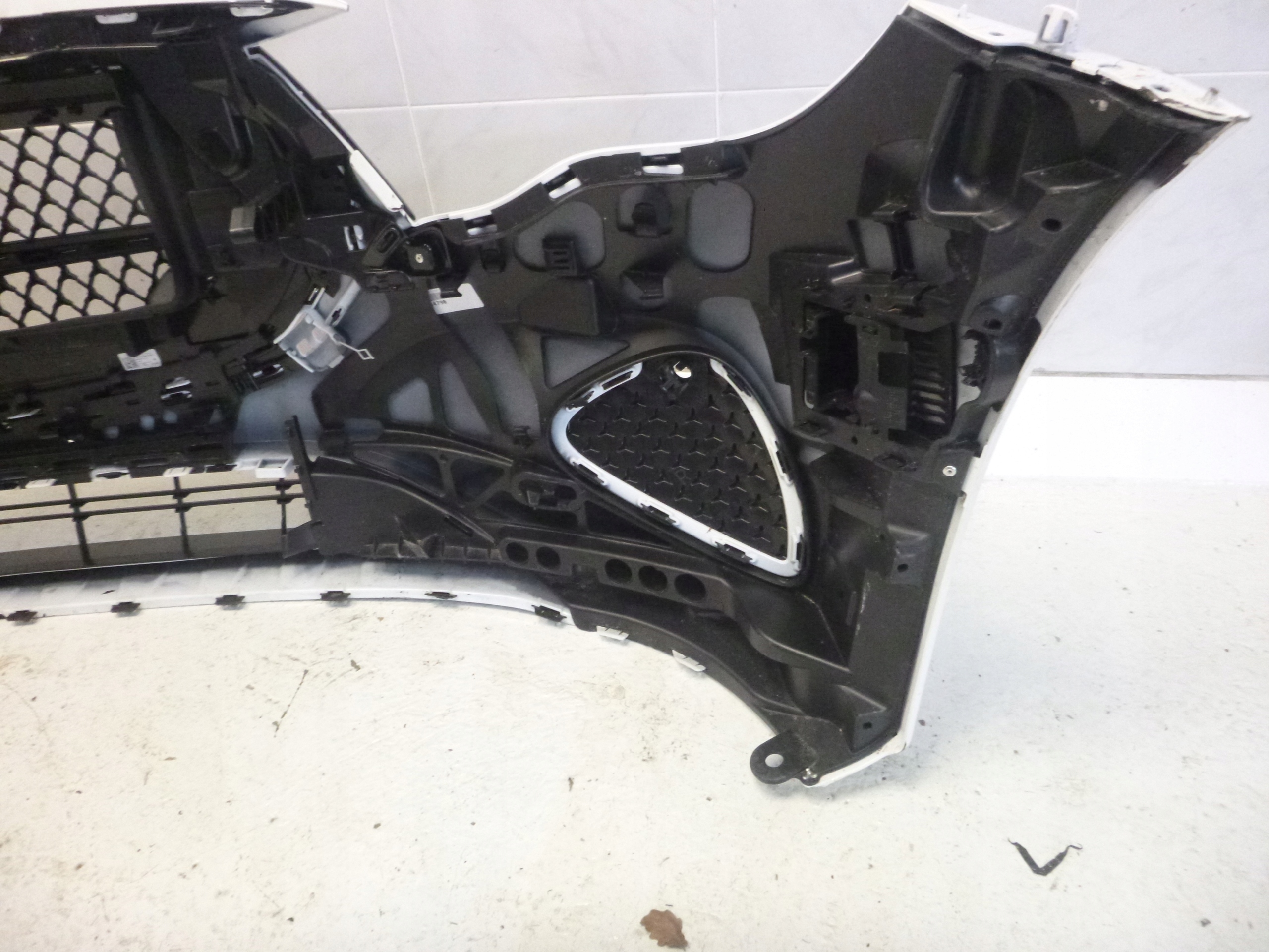 MERCEDES E-KLASA W214 214 AVANTGARDE bumper front front 6XPDC grill