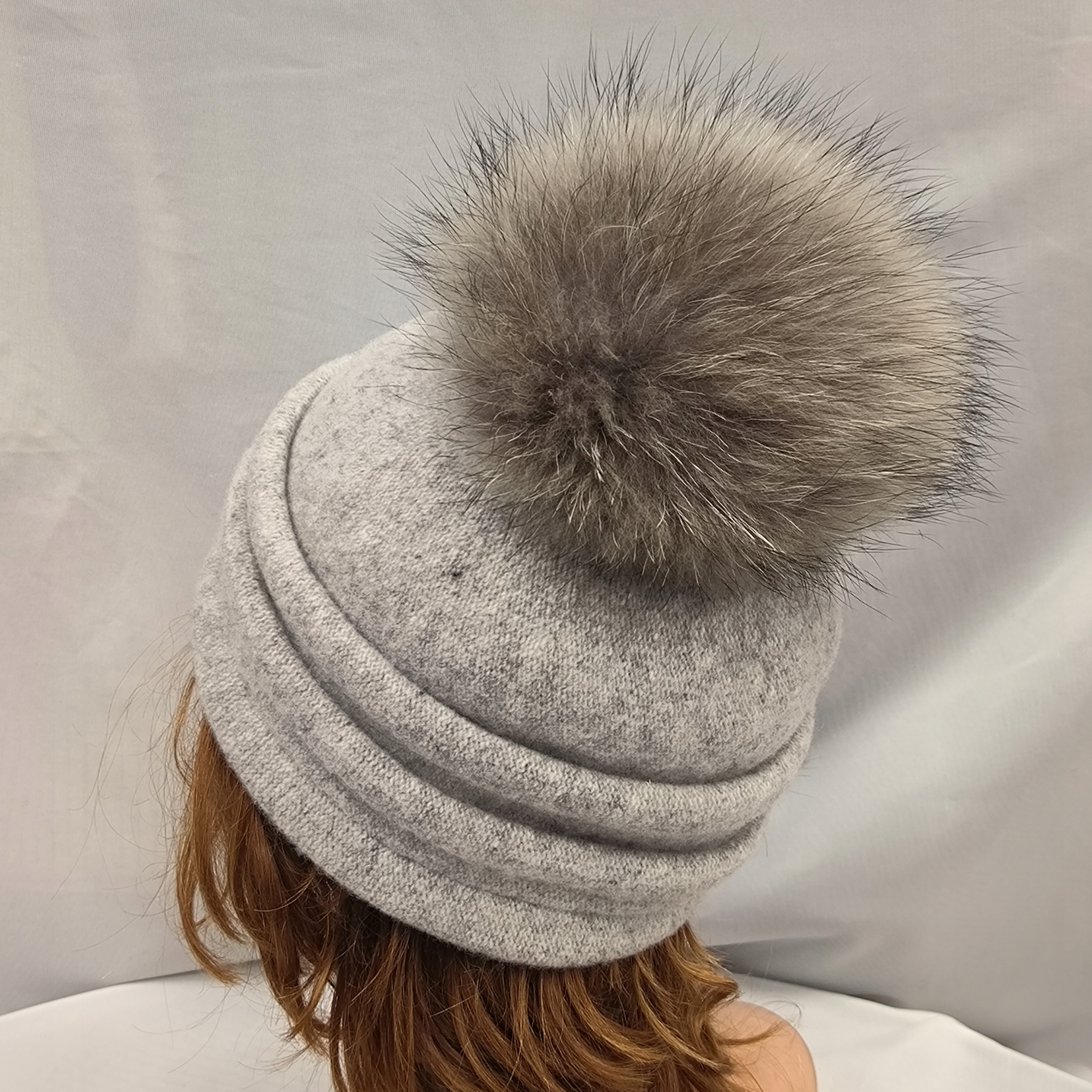 Dámský vlněný toček Elegantní zimní čepice s Přírodní bambulí Šedá