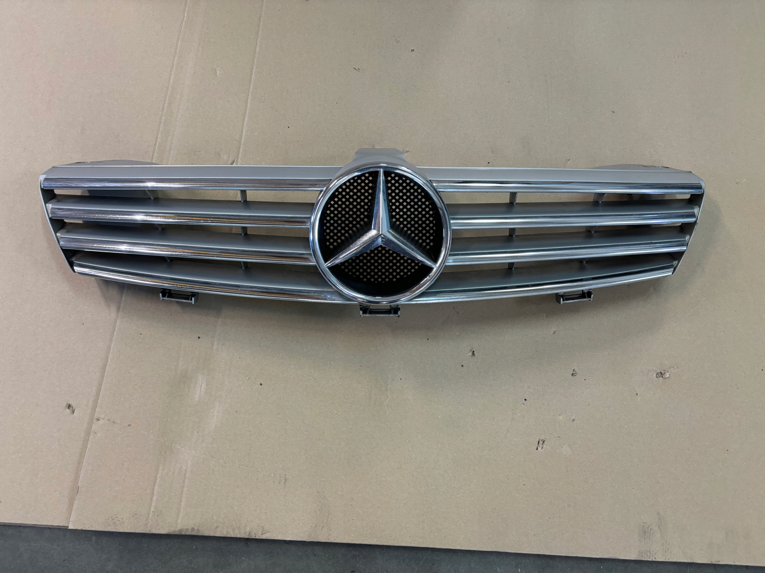 ATRAPA GRILL MERCEDES CLS W219 C219 A2198800083
