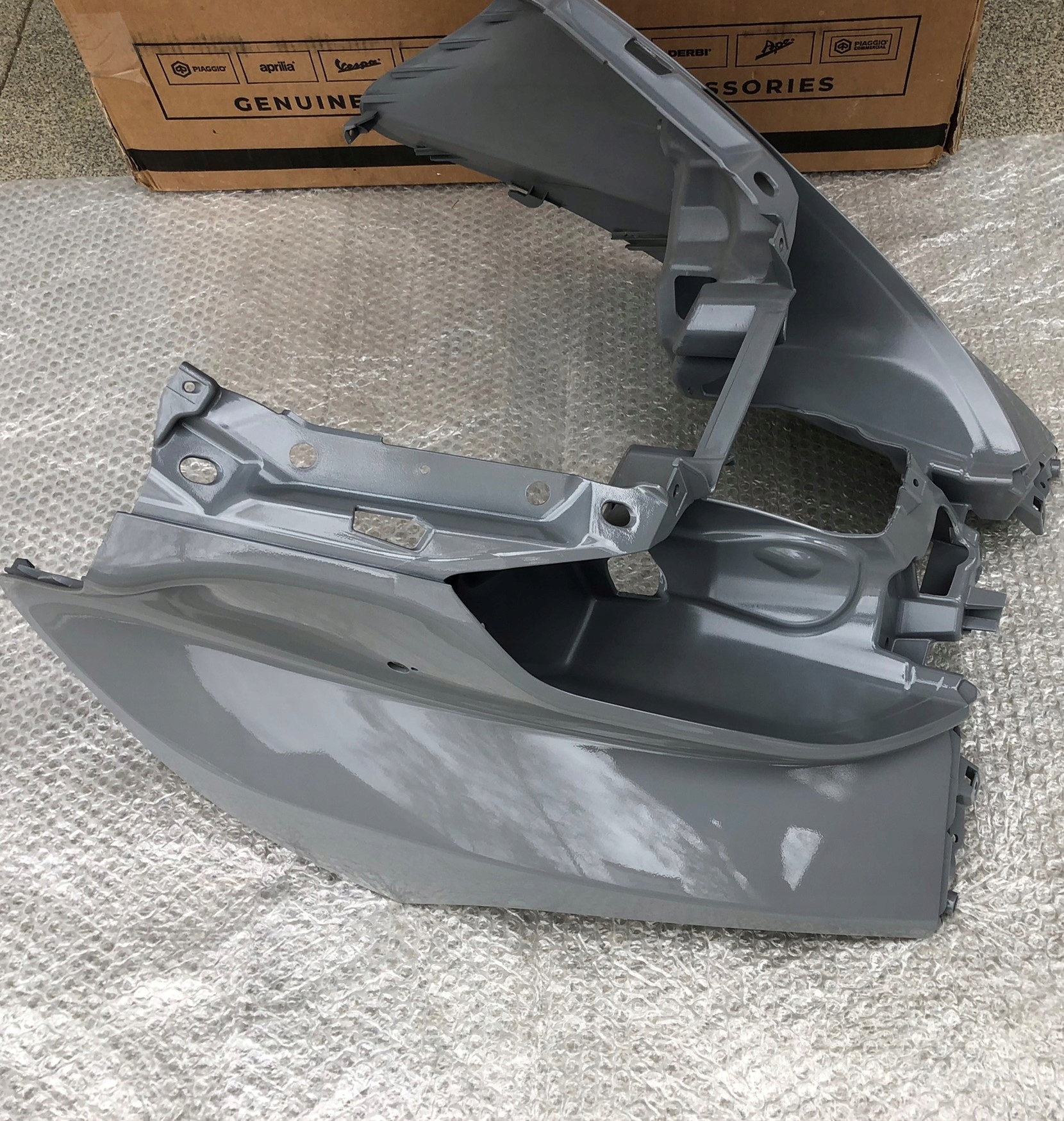 Piaggio MP3 vrchlík šedý kryt predná časť čacha lesk 2014-21 Nová 715/C