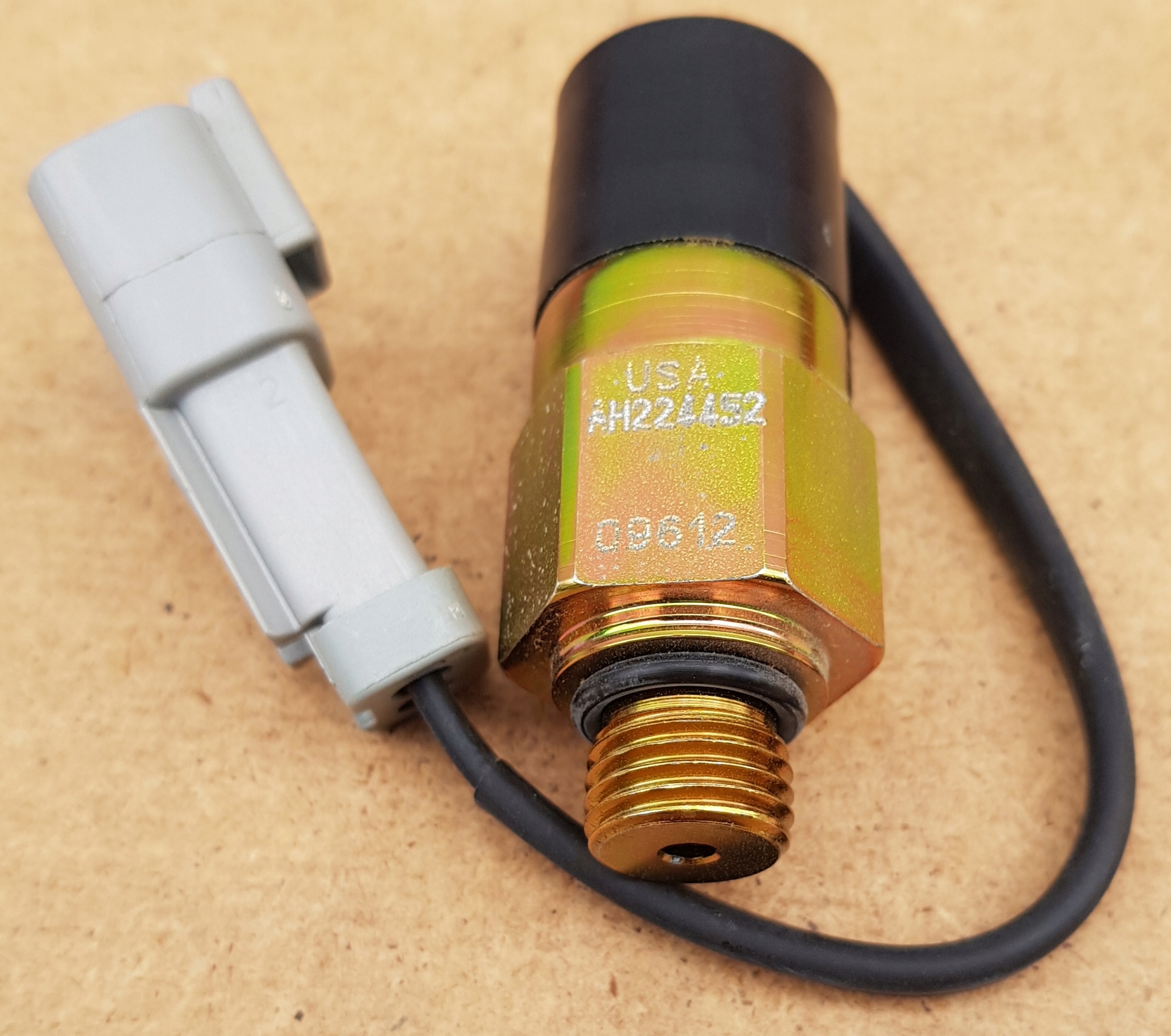 ORYGINALNY CZUJNIK CISNIENIA JOHN DEERE AH224452