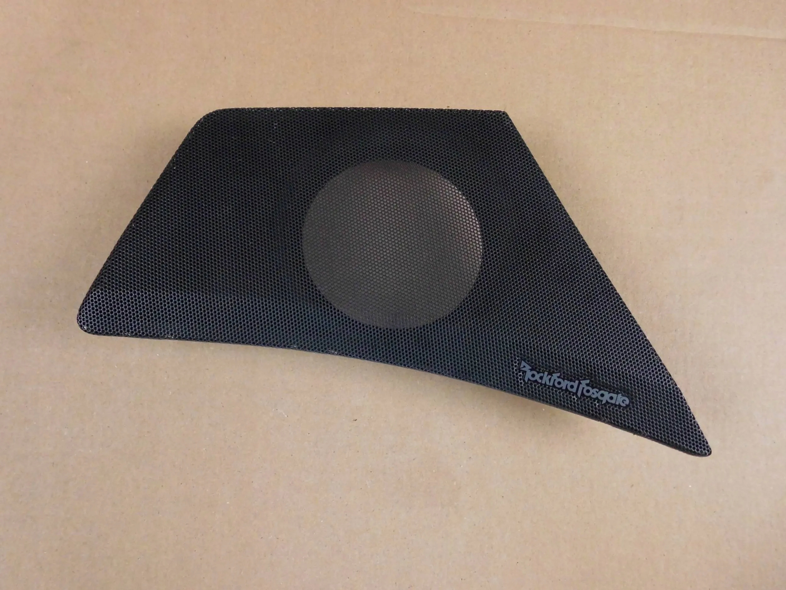 Mitsubishi Eclipse Cross covering spoiler cover right of the speaker grid