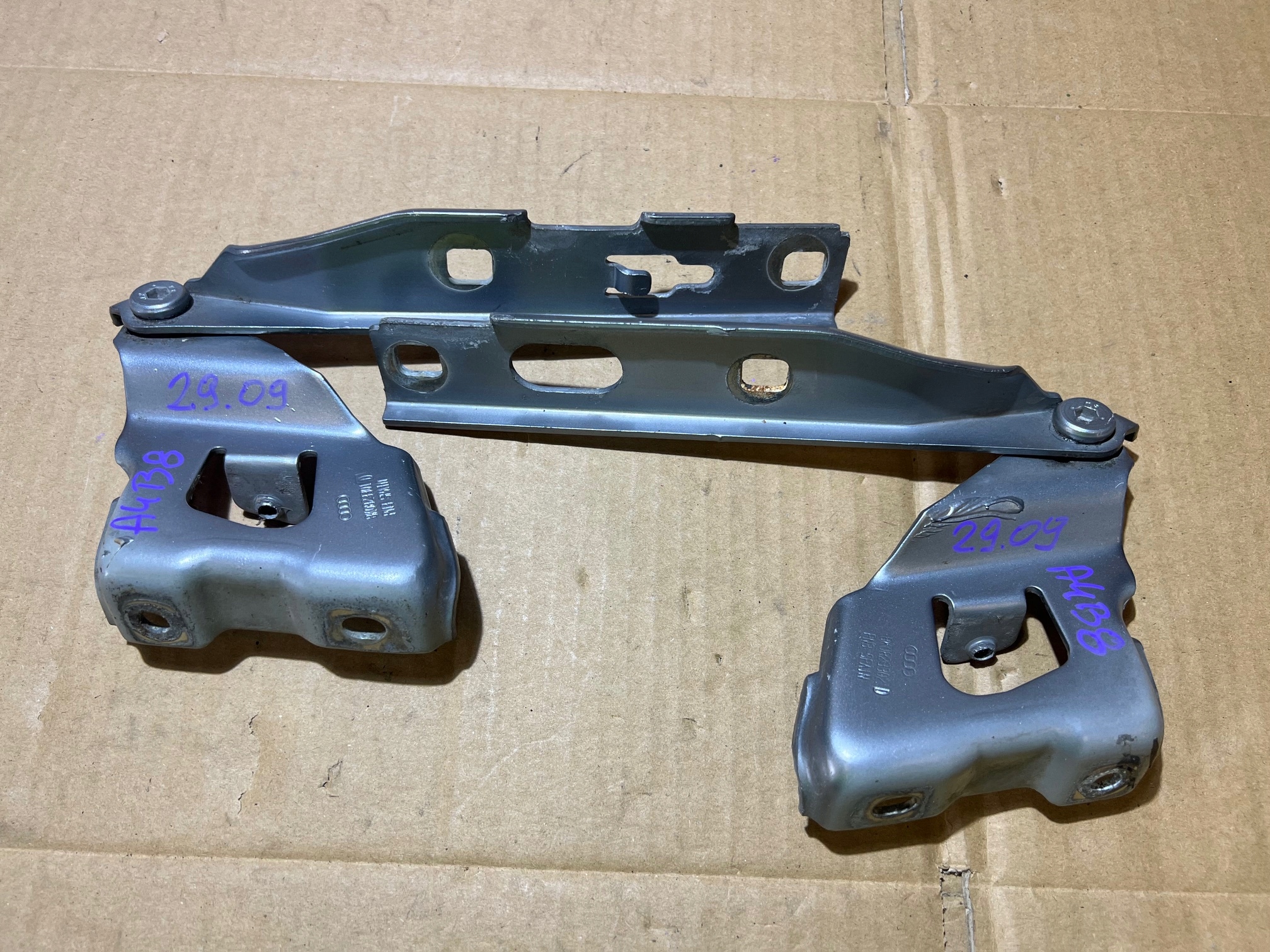 AUDI A4 B8 hinges hinge bonnets KOMPLET 8K0823301D / 8K0823302D