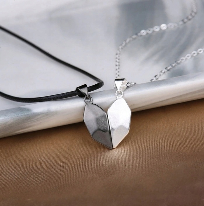 NASZYJNIK MAGNETYCZNY POŁÓWKI DWA SERCA DLA PAR Materiał inny