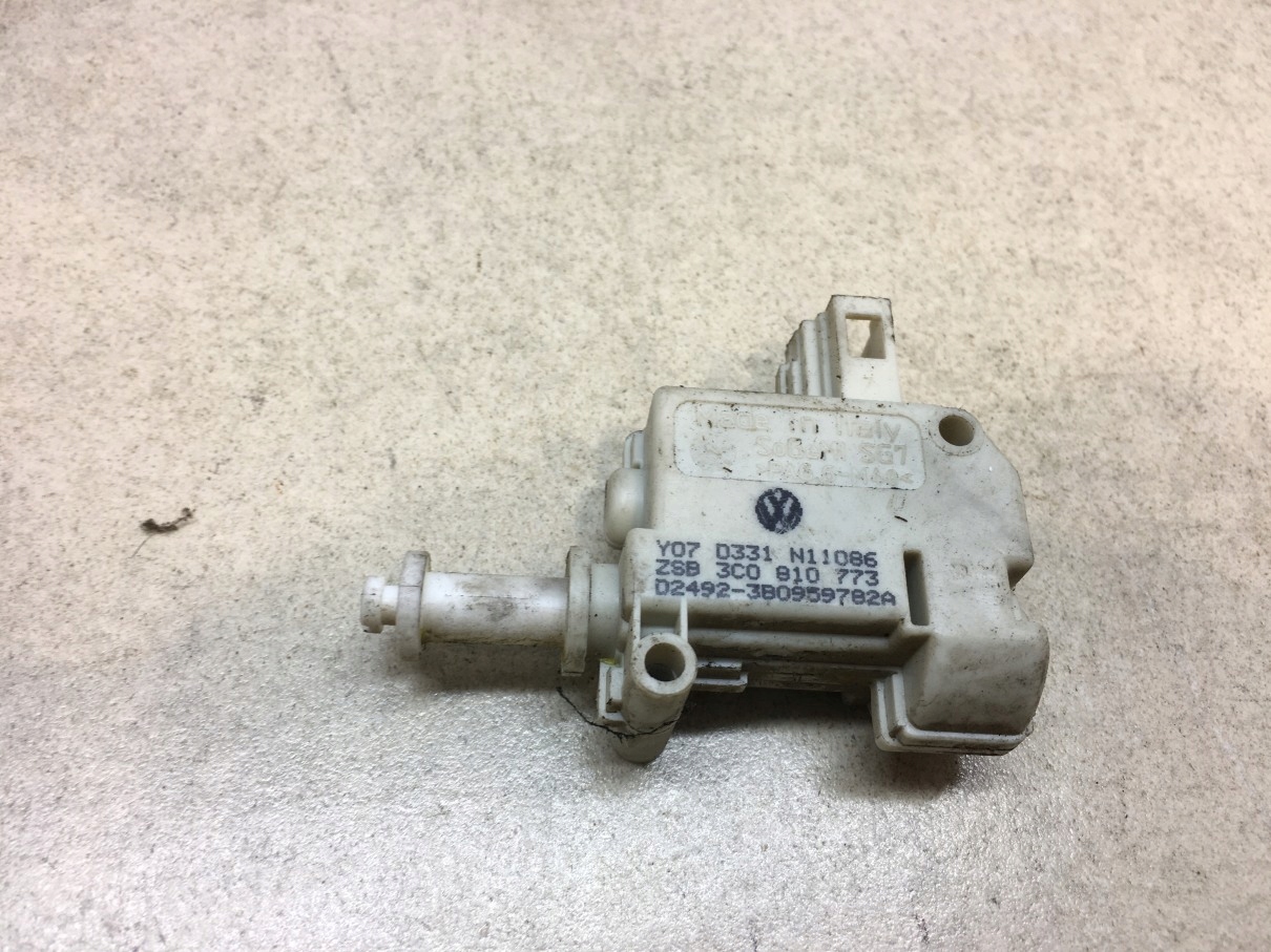 SIŁOWNIK KLAPKI PALIWA PASSAT B6 3C0810773