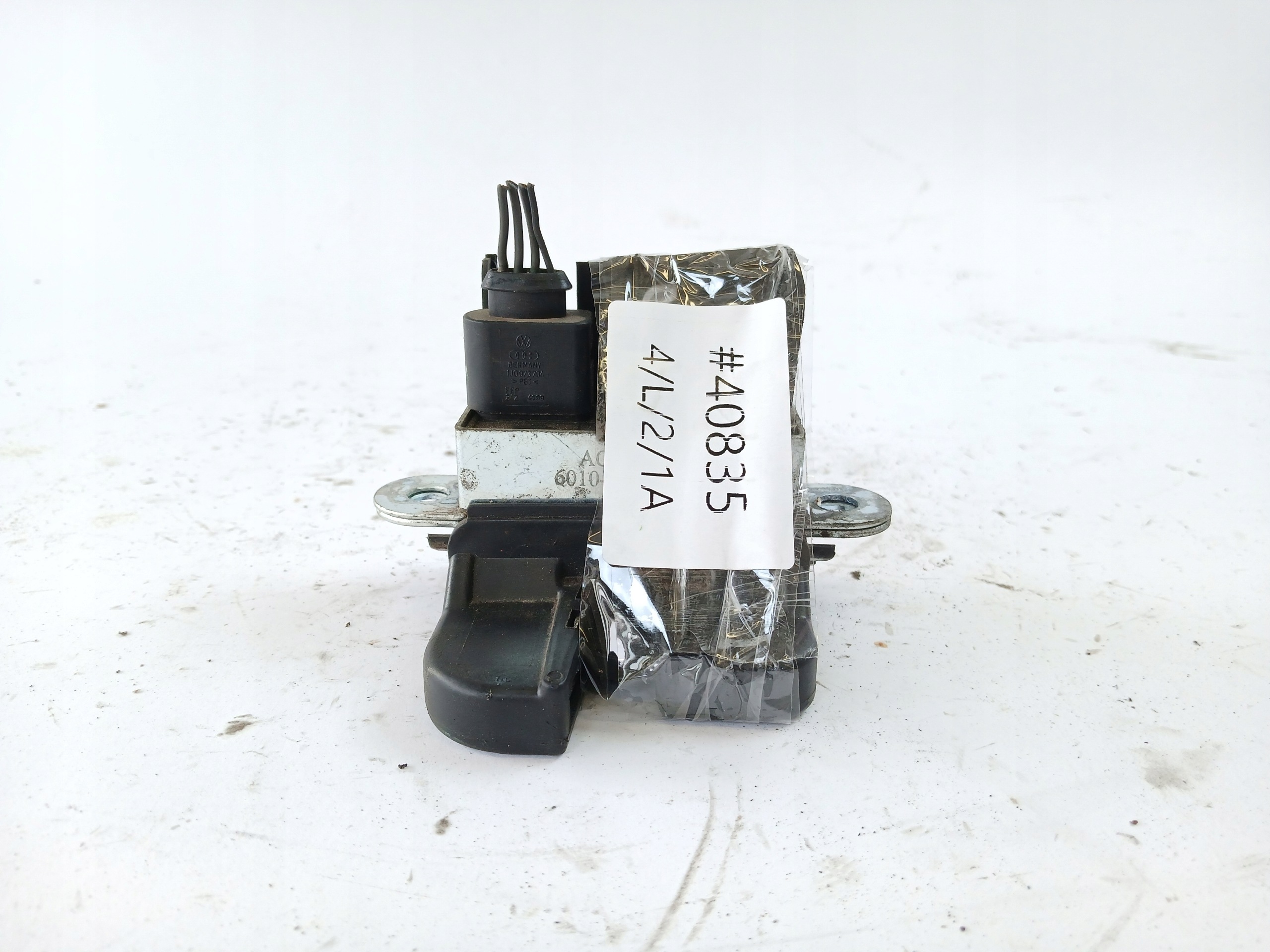 VW GOLF V TOURAN and PASSAT B6 lock bonnet boot