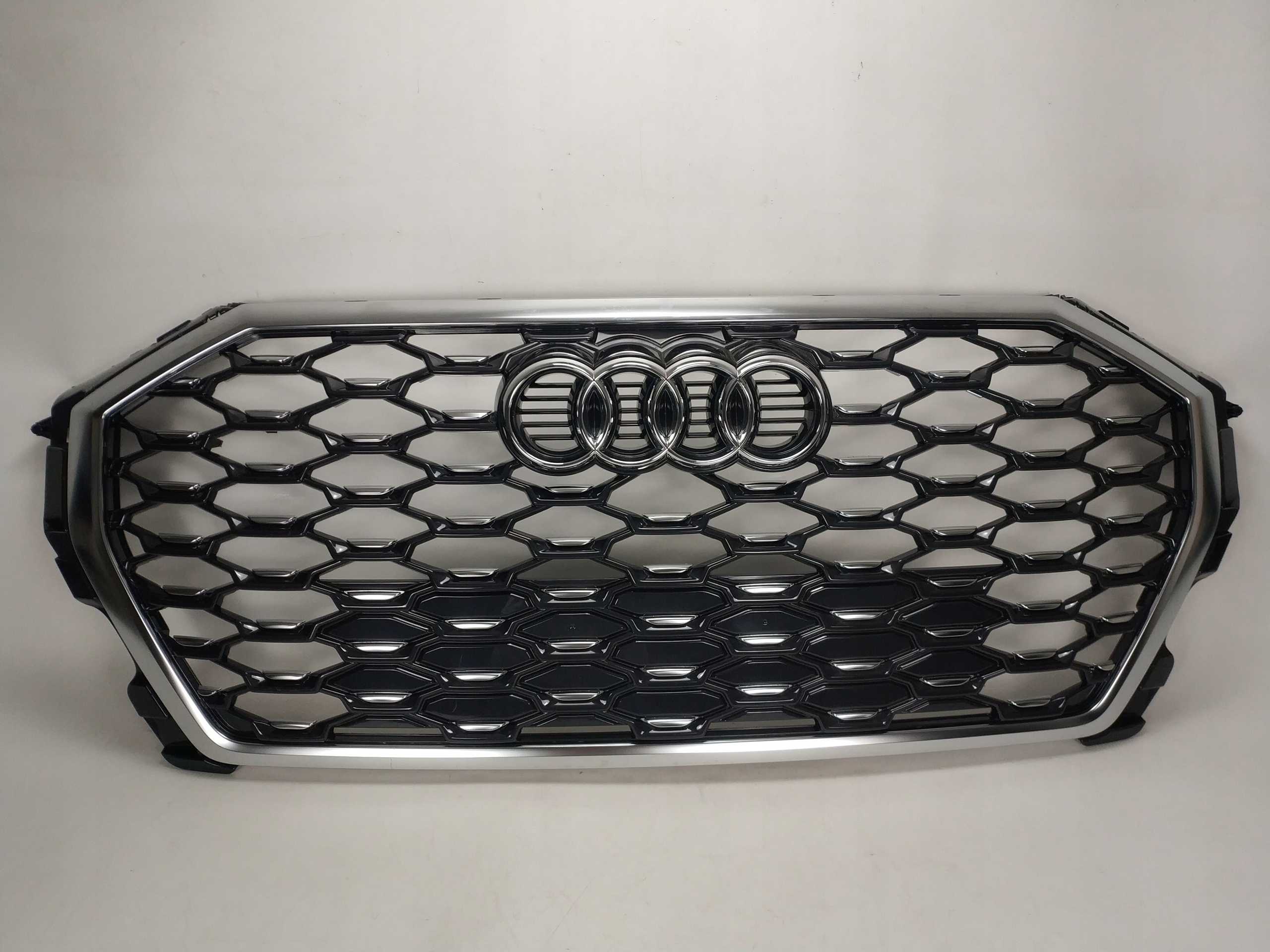 Audi Q3 II F3 83F s-line 18- решетка радиатора в бампер