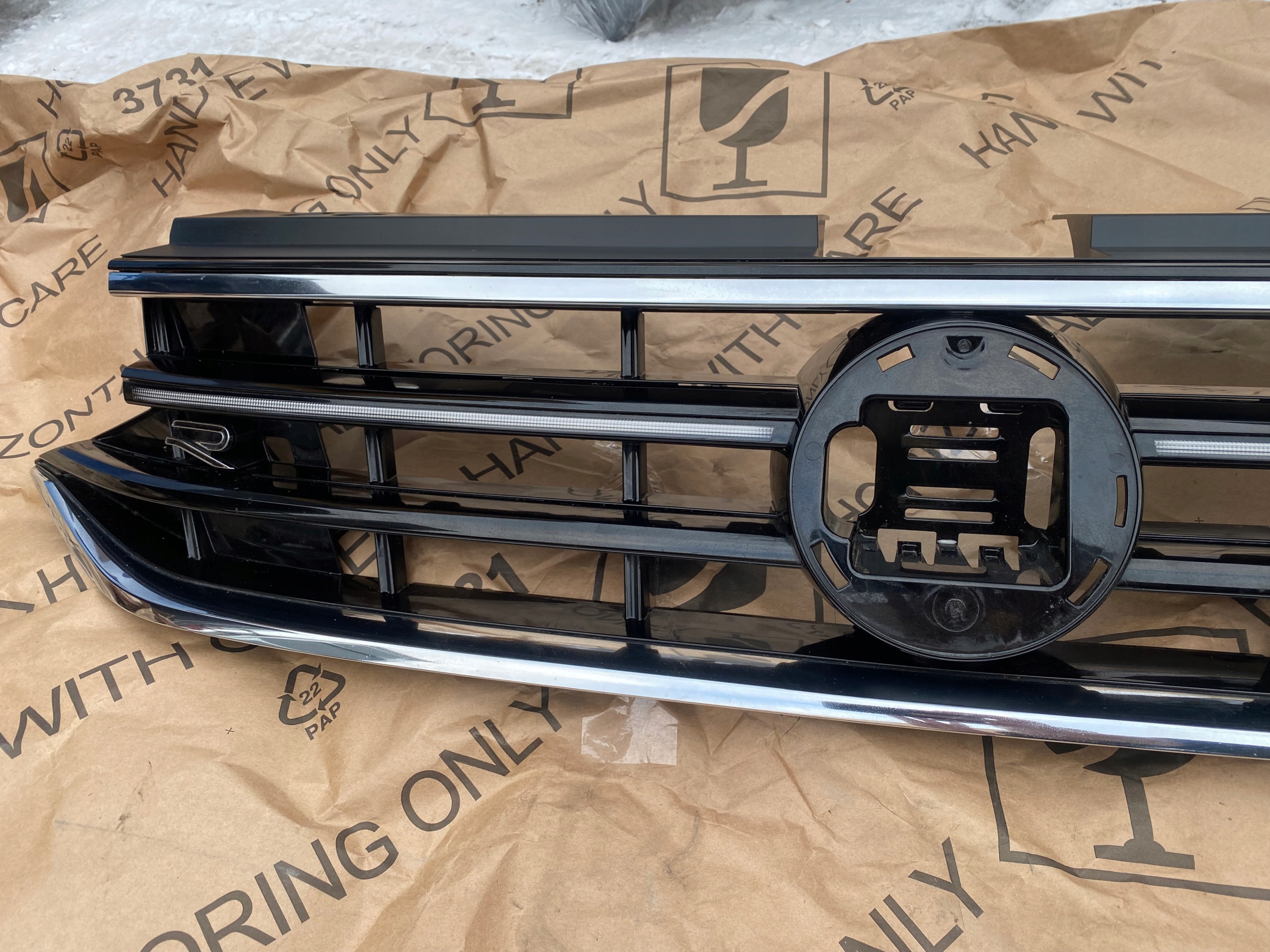 VW TIGUAN II LIFT R-LINE GRILL ATRAPA ZDERZAKA LED ALLSPACE Producent części Volkswagen OE