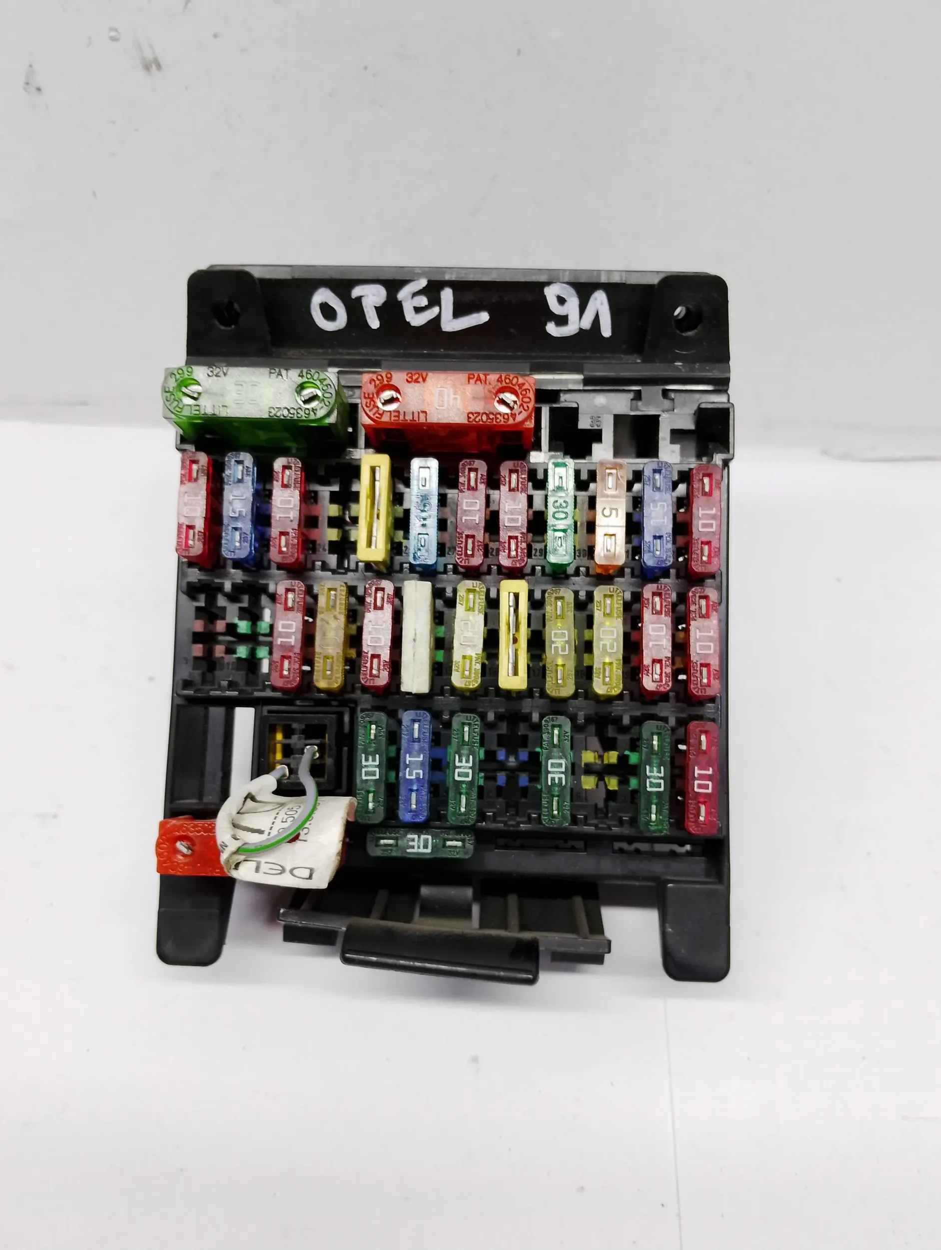 Kasten der Sicherungen Opel 90505470
