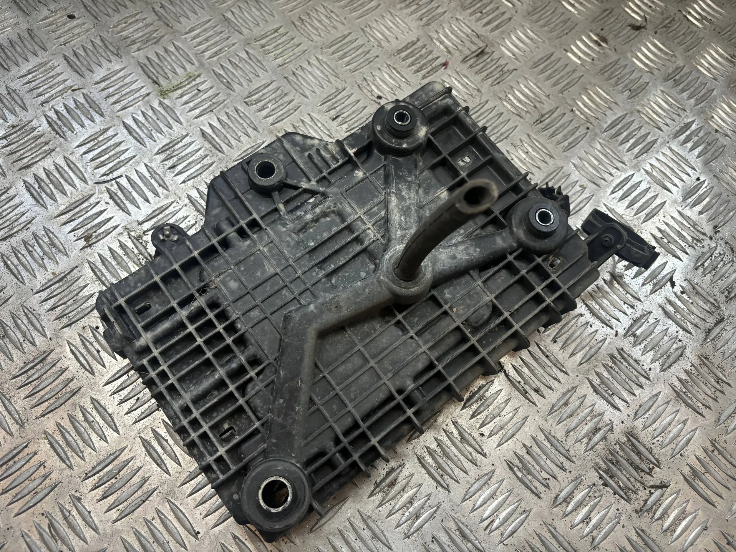 PODSTAWA AKUMULATORA ALFA ROMEO MITO 50518764 Producent części Alfa Romeo OE