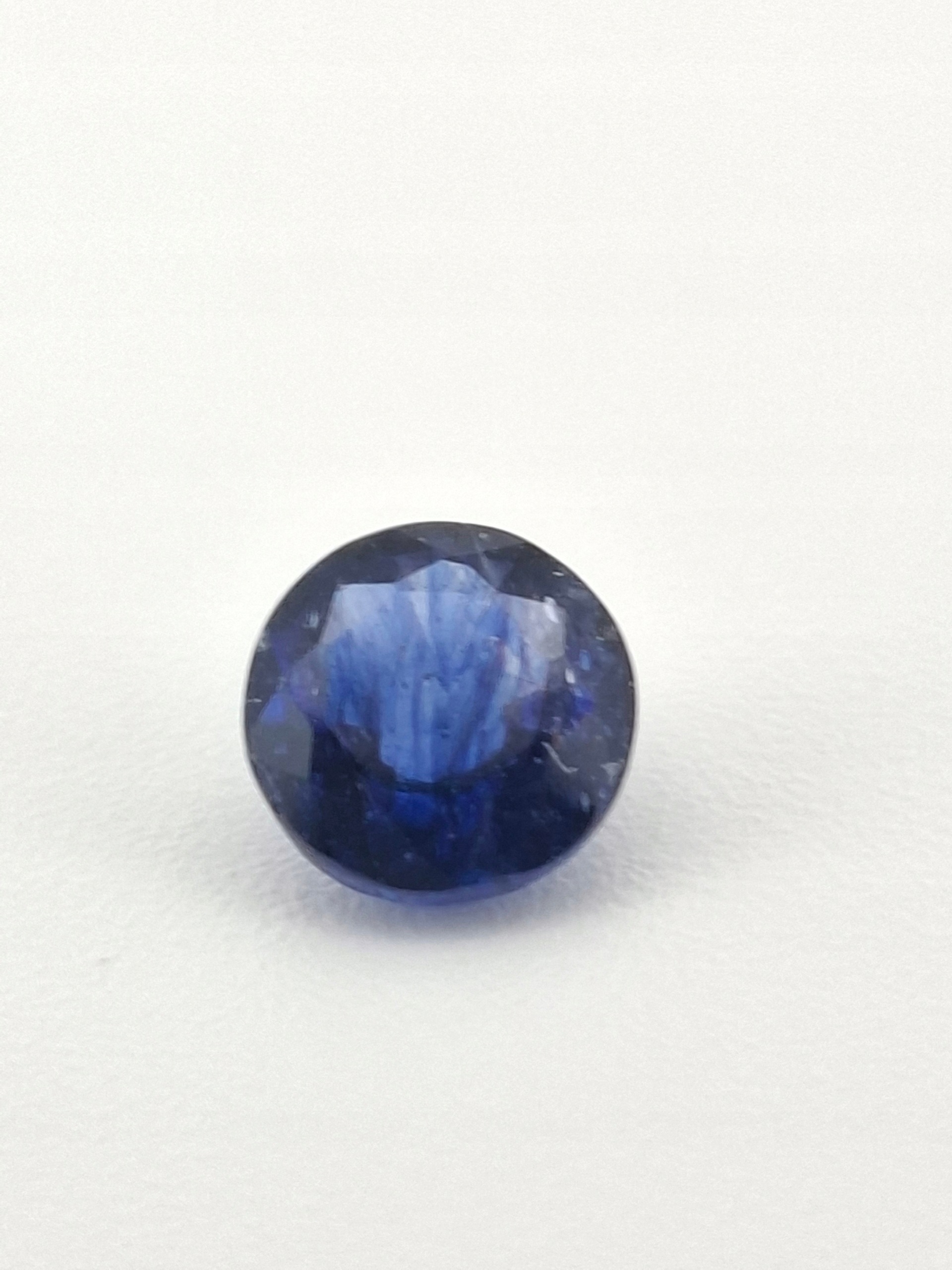 Přírodní safír o průměru 5 mm