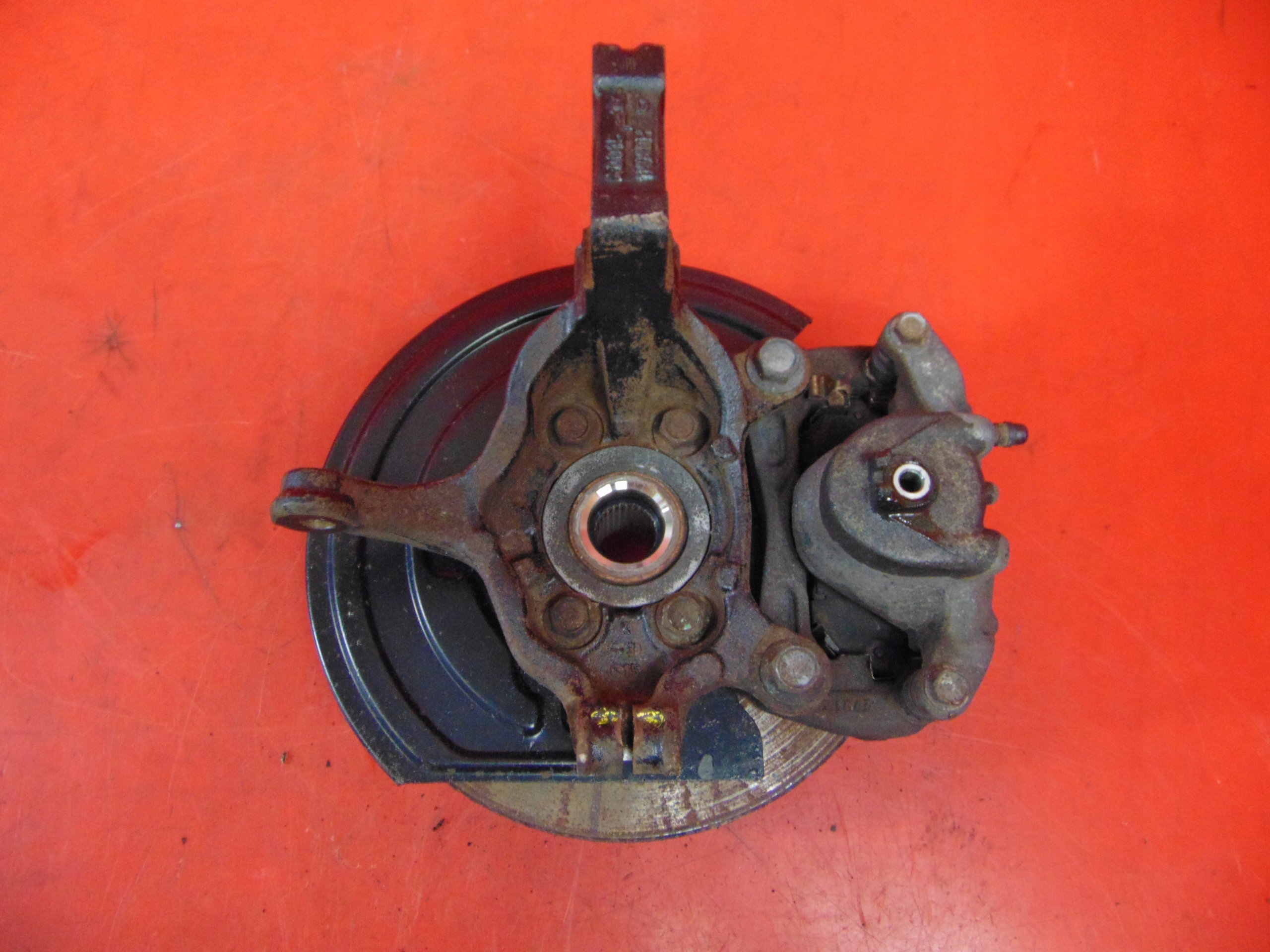 NISSAN JUKE and F15 1.5 DCI swing left front