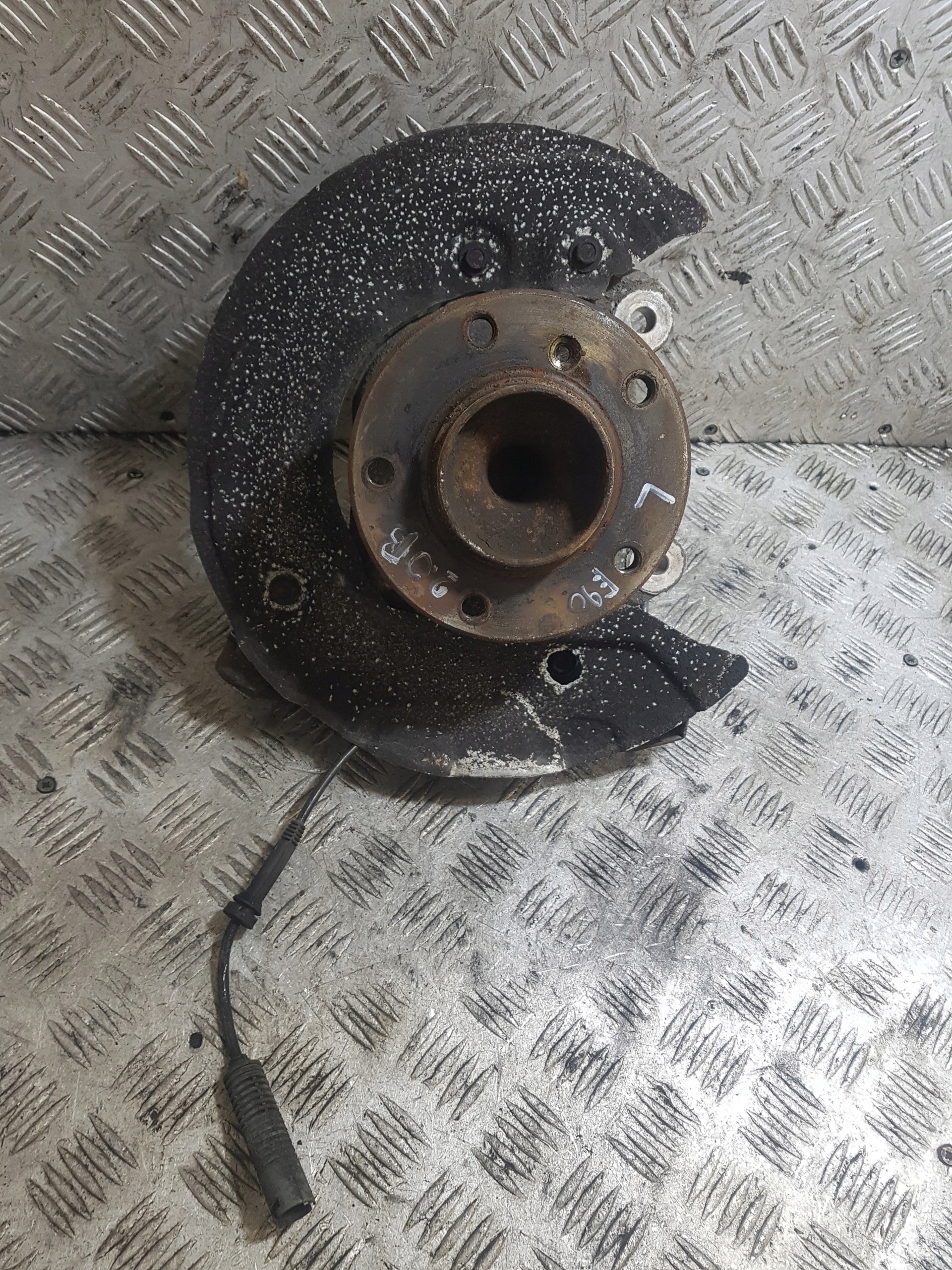 otoč čepu levý předek BMW E90