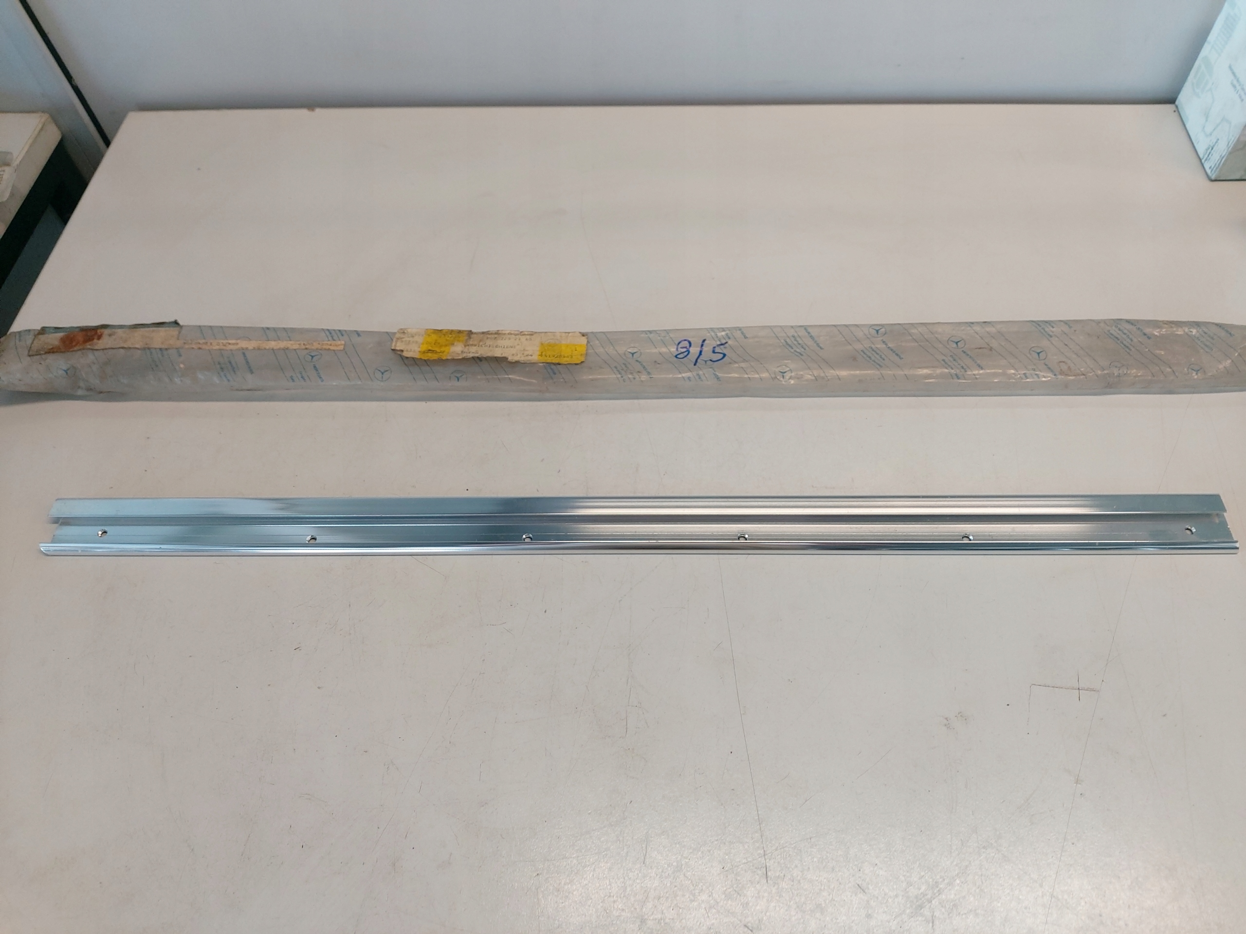 1077252165 - MERCEDES C107 SLC хромированная накладка на крышу левая новая ASO