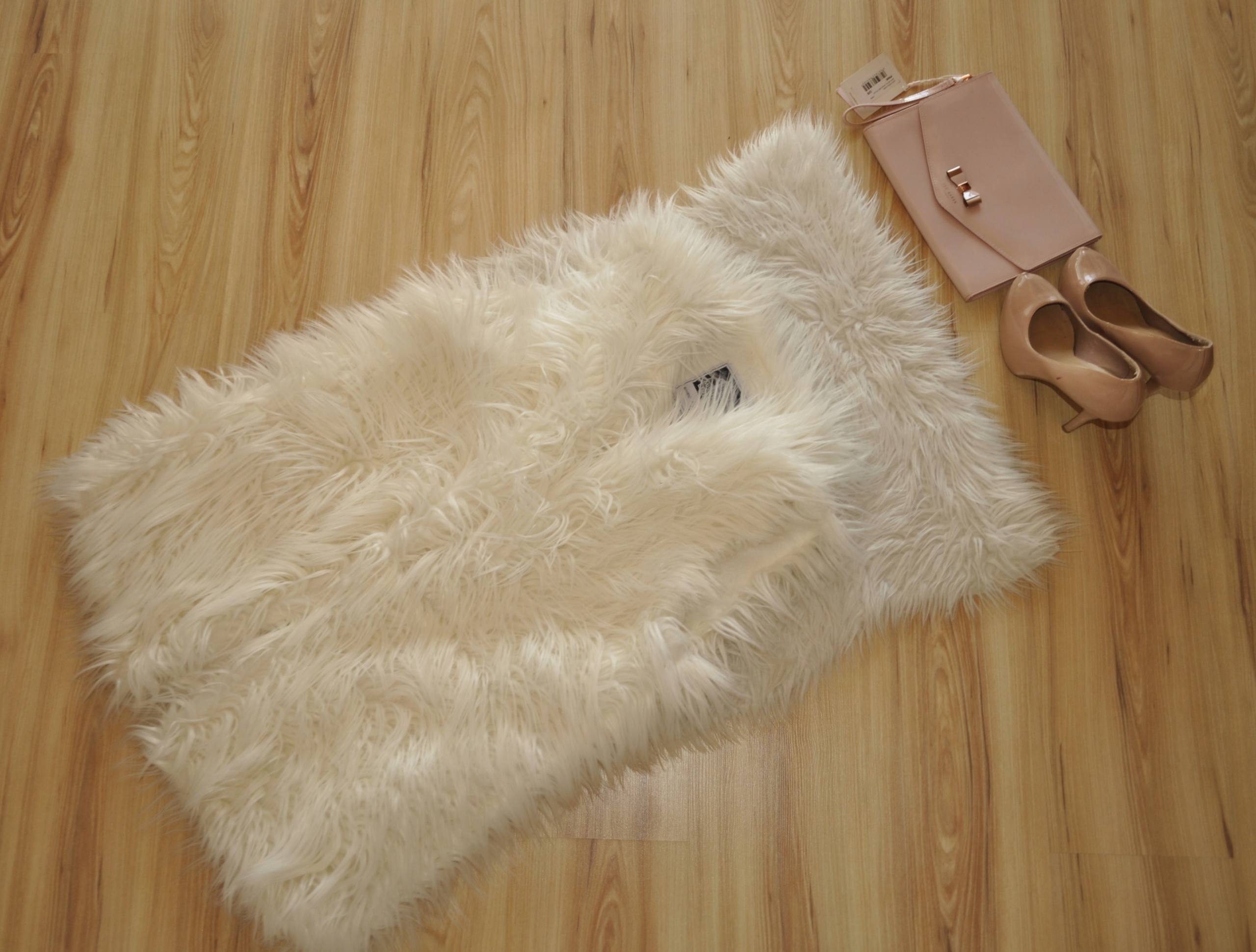 MISS UNIQUE KAMIZELKA BIAŁA FUTERKOWA KLASYCZNA 44