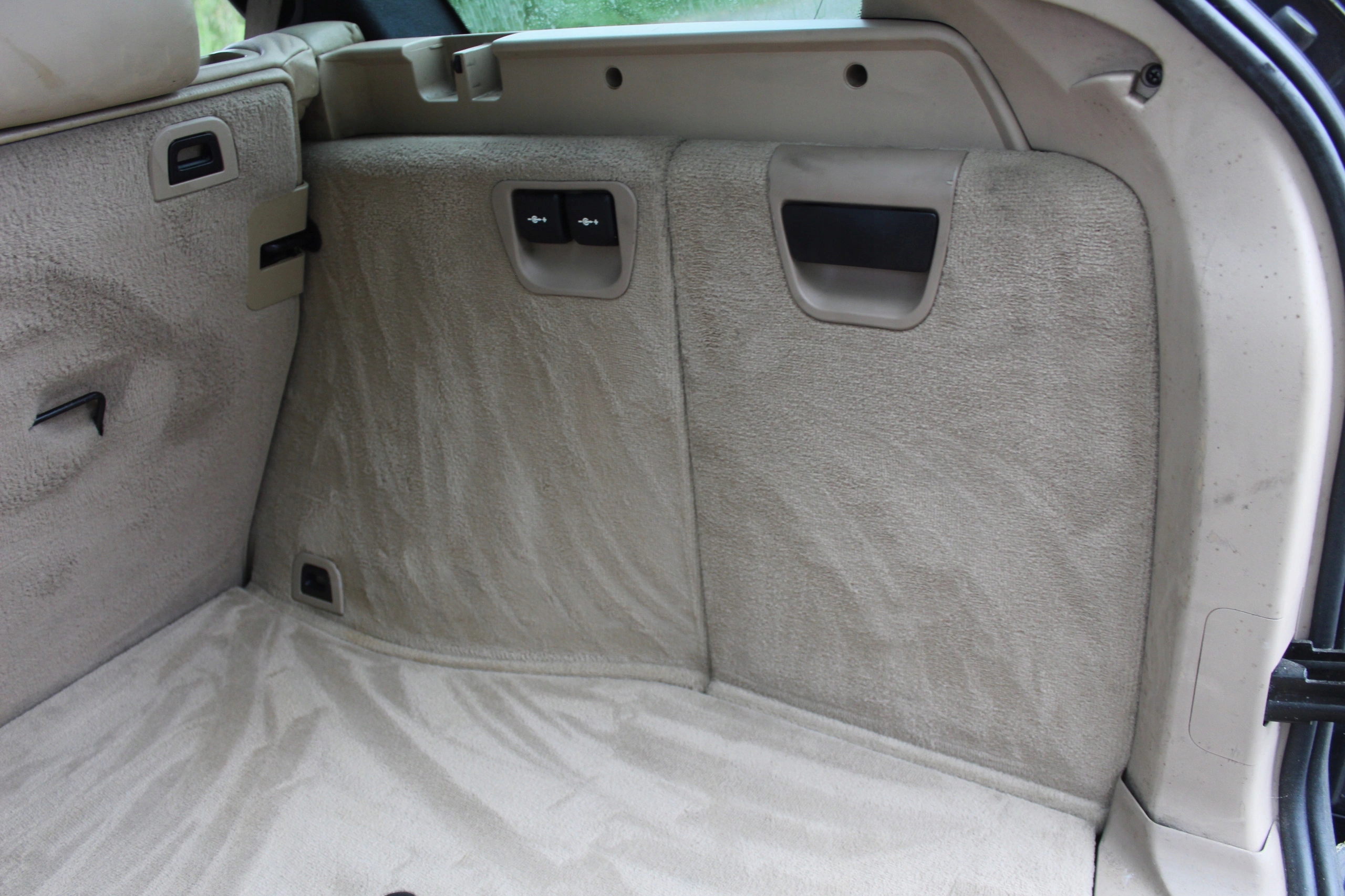 TAPICERKA BAGAŻNIKA BMW X5 E53 KREMOWA KOMPLET Producent części Inny