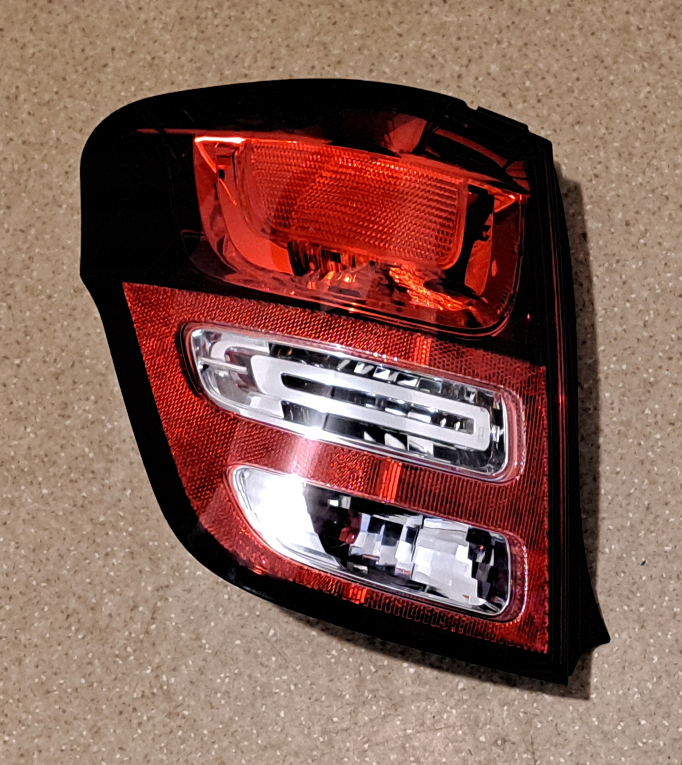 CITROEN C3 II LAMPA LEWY TYŁ (X36)