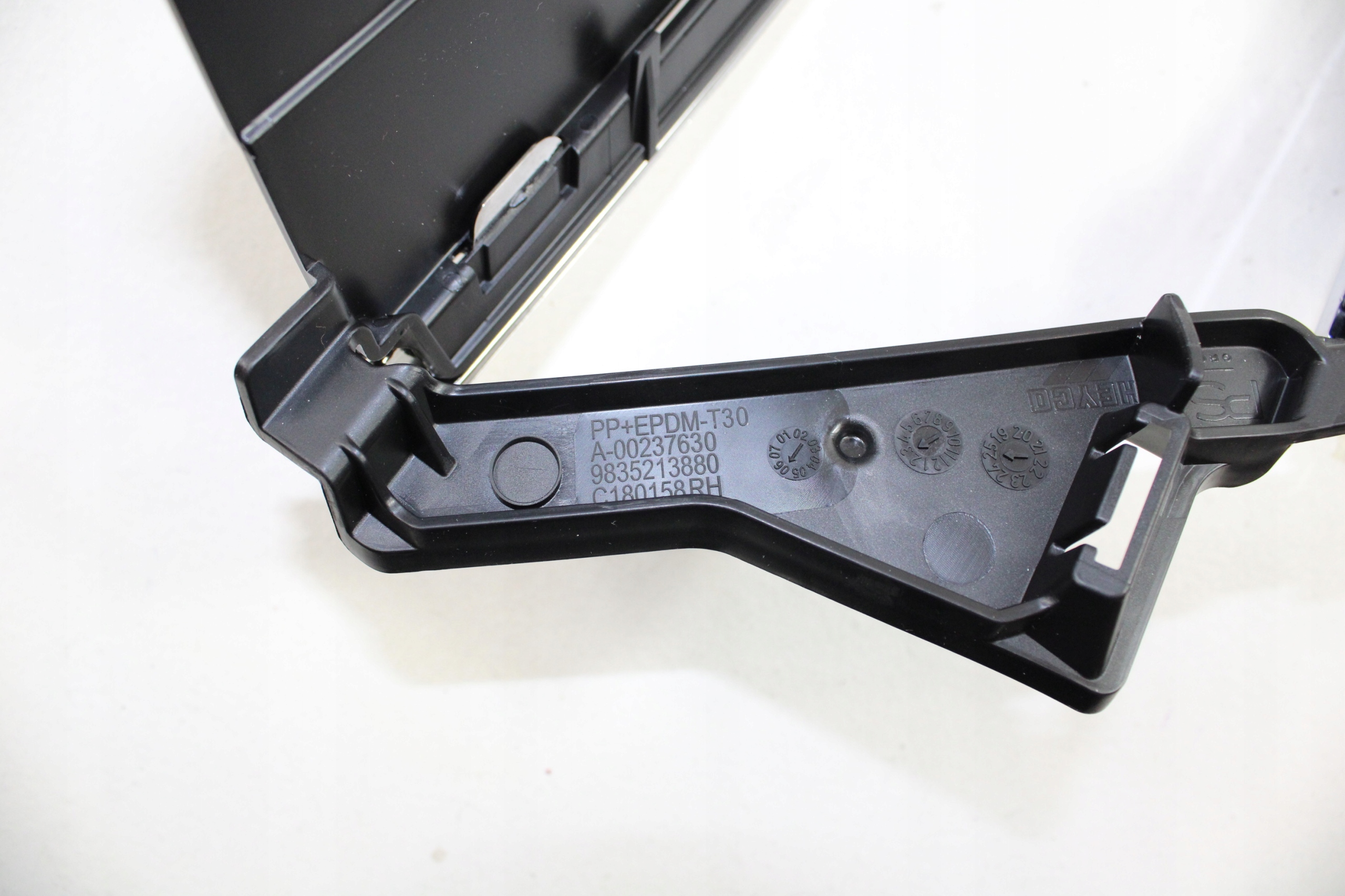 OPEL MOKKA B frame Z CHROMEM REFLEKTORA right UZYWANA originál 9835213980