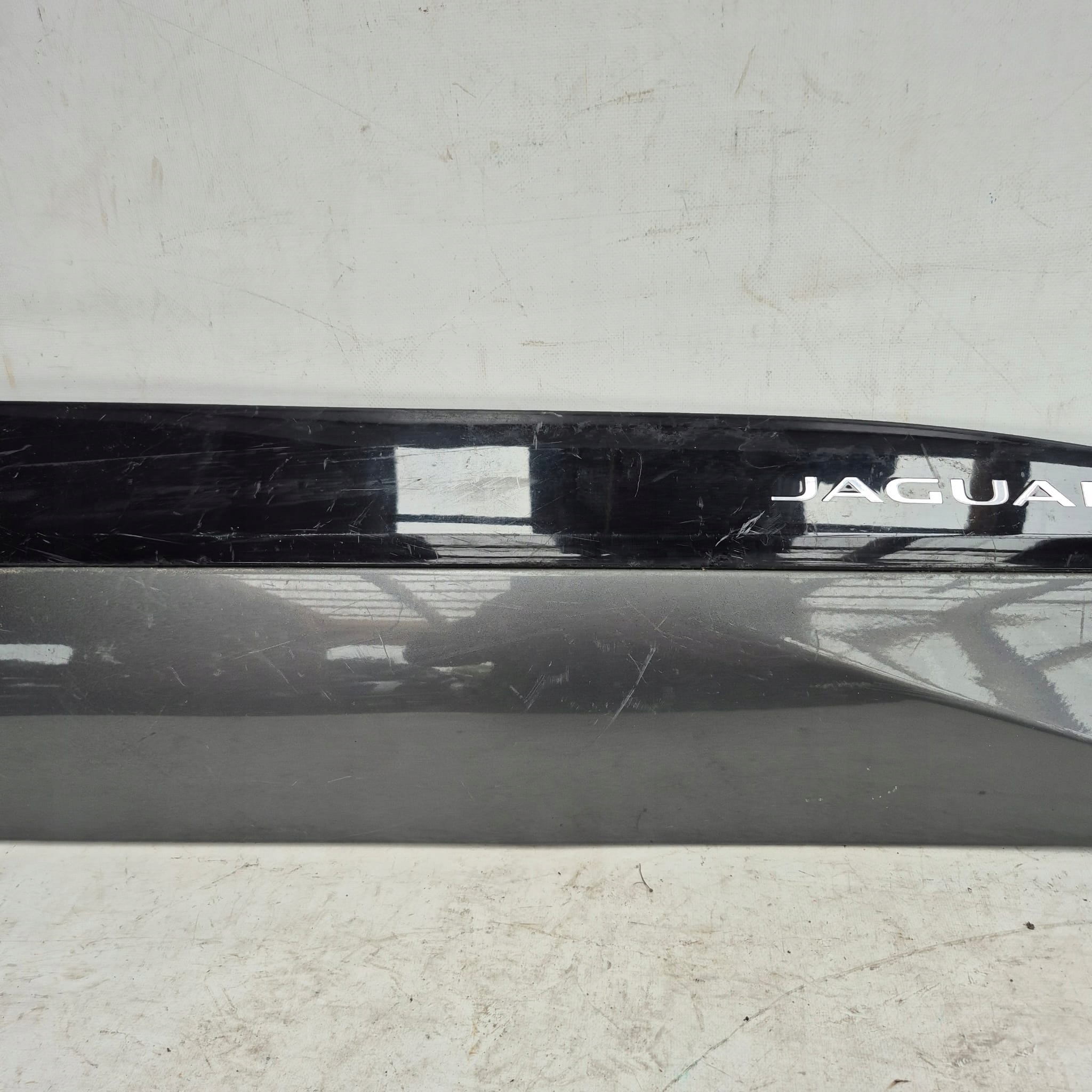 JAGUAR and-PACE X590 18- moulding door right front front J9D3-21064-A