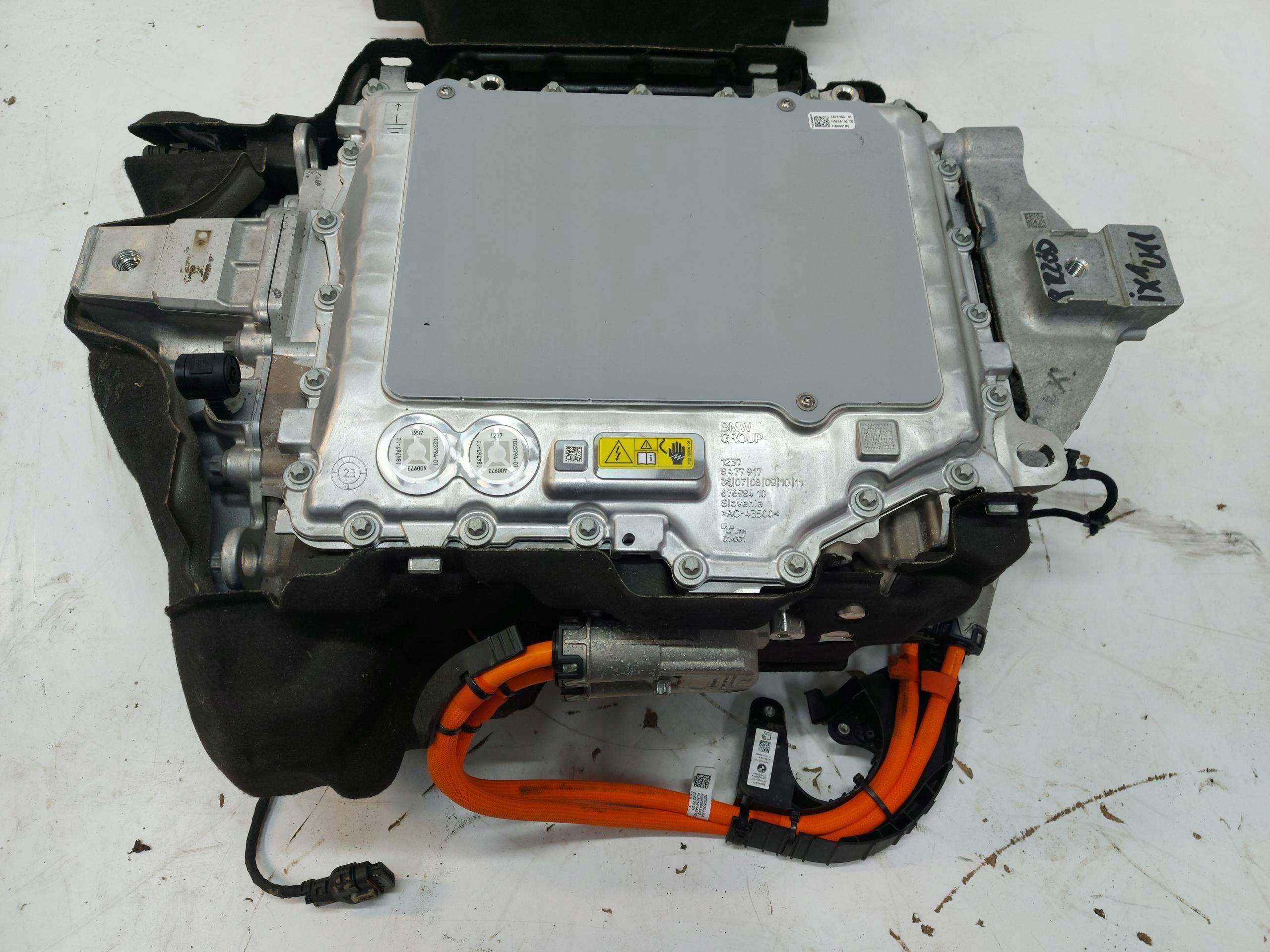 BMW iX1 X1 U11 engine electrical front 676984 8477917